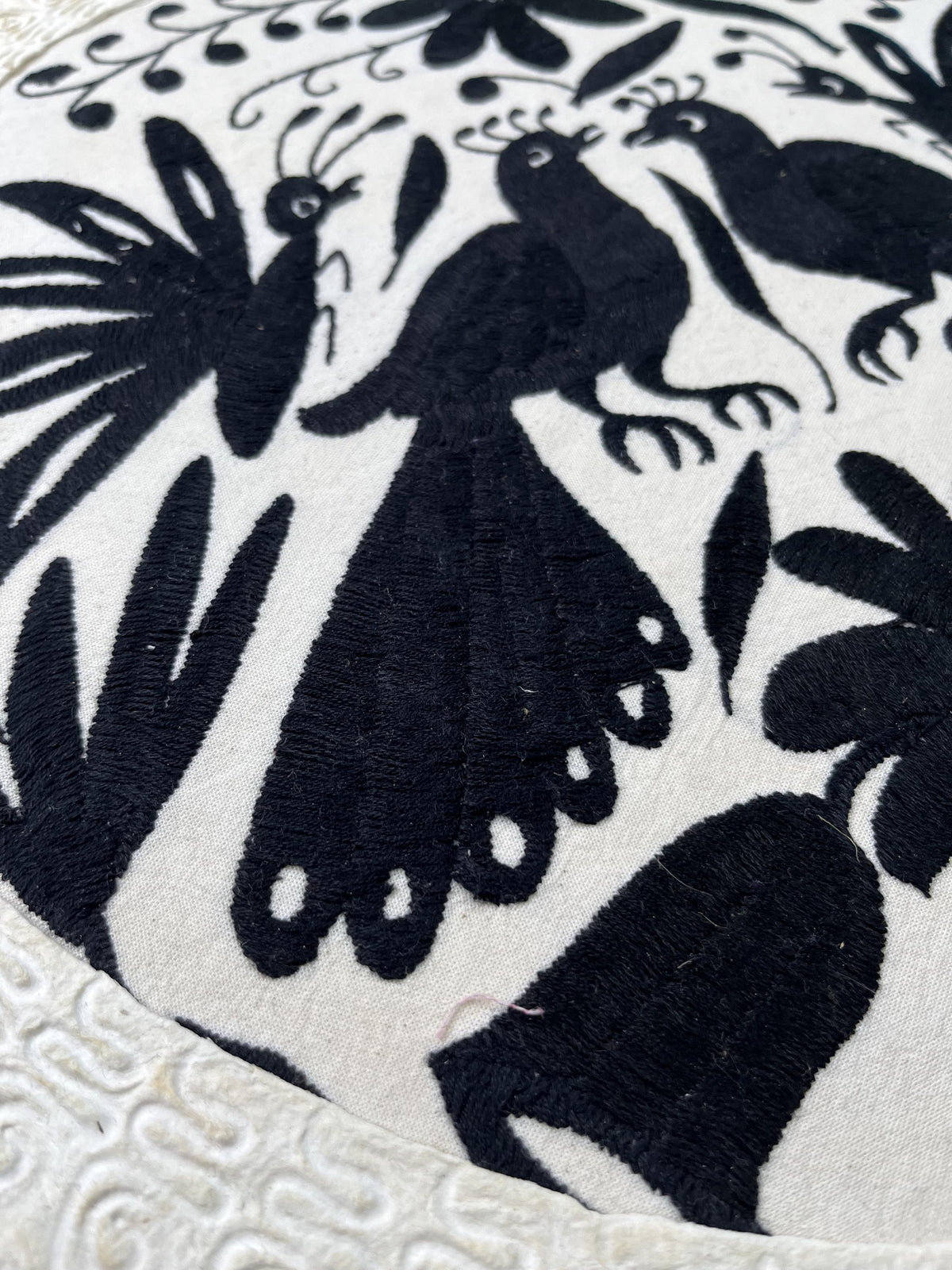 Arte Mural Mexicano en Papel Amate y Bordado Tenango Hecho a Mano en Colo Negro-XL 31 x 31-Arte Otomí Moderno (SIN MARCO)
