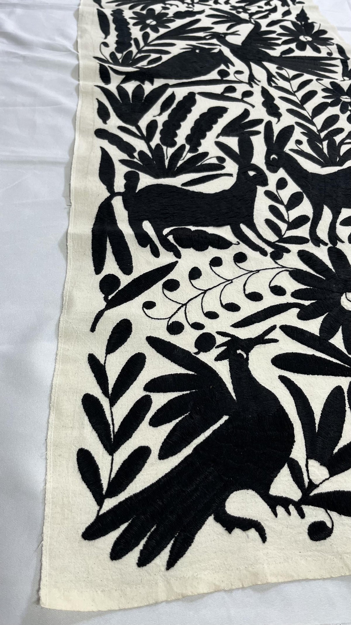 Enorme Bordado Tenango Hecho a Mano en Color Negro-Tapiz o Camino de Mesa Otomi en Formato Vertical XXL 192 cm x 49 cm-Arte Mexicano