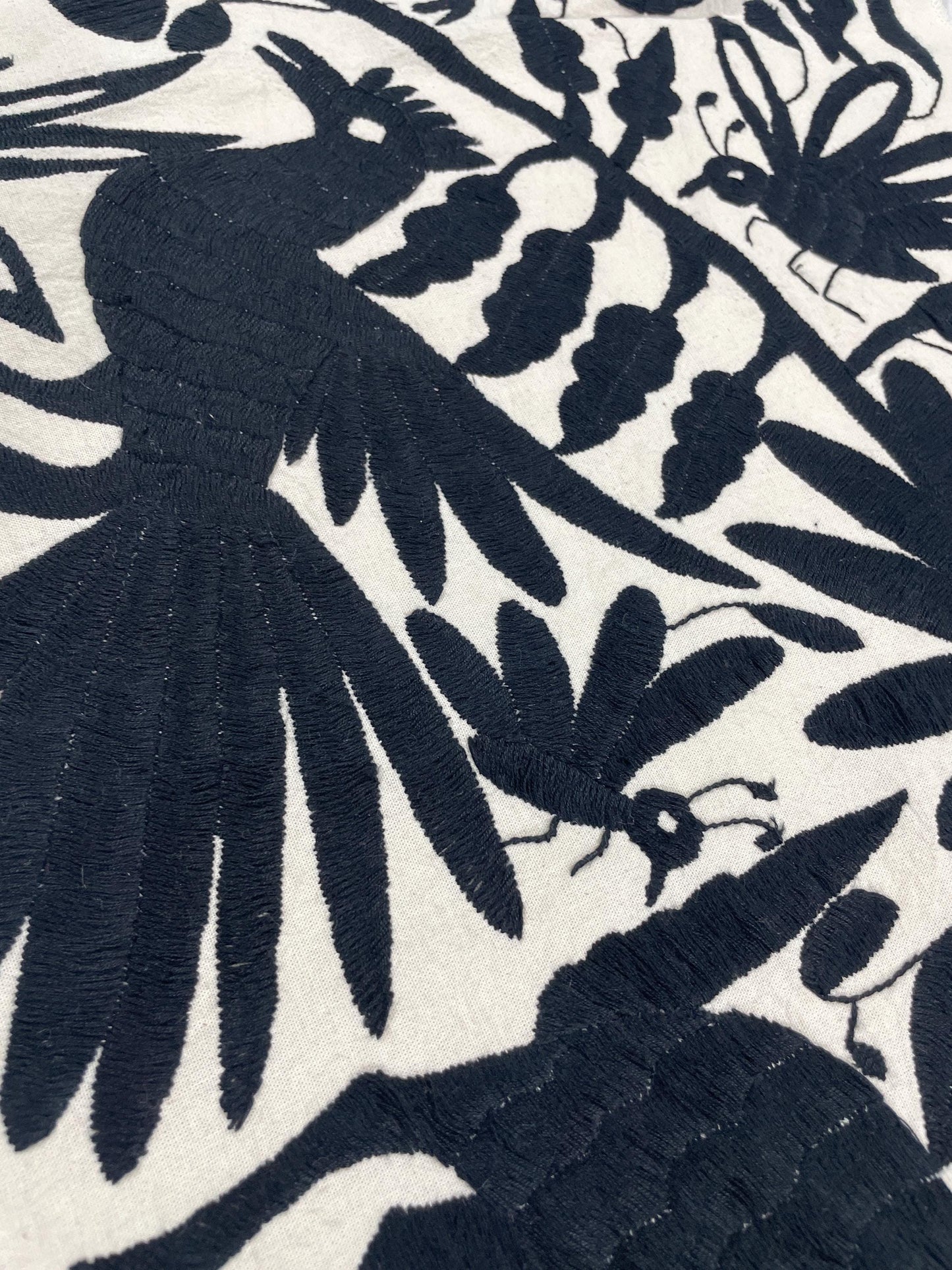 Bordado Tenango Hecho a Mano,Tapizado Otomi en Color Negro XL 94 cm x 45 cm-Textil Mexicano Moderno (SIN MARCO)