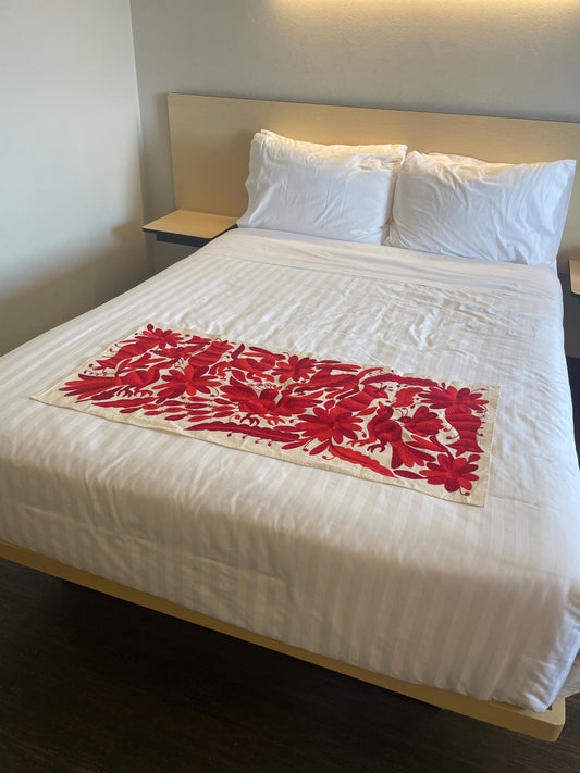 Bordado Tenango Hecho a Mano,Tapizado Otomi Moderno en Tres Colores de Rojo Combinados, Textil Mexicano XL 95 cm x 46 cm
