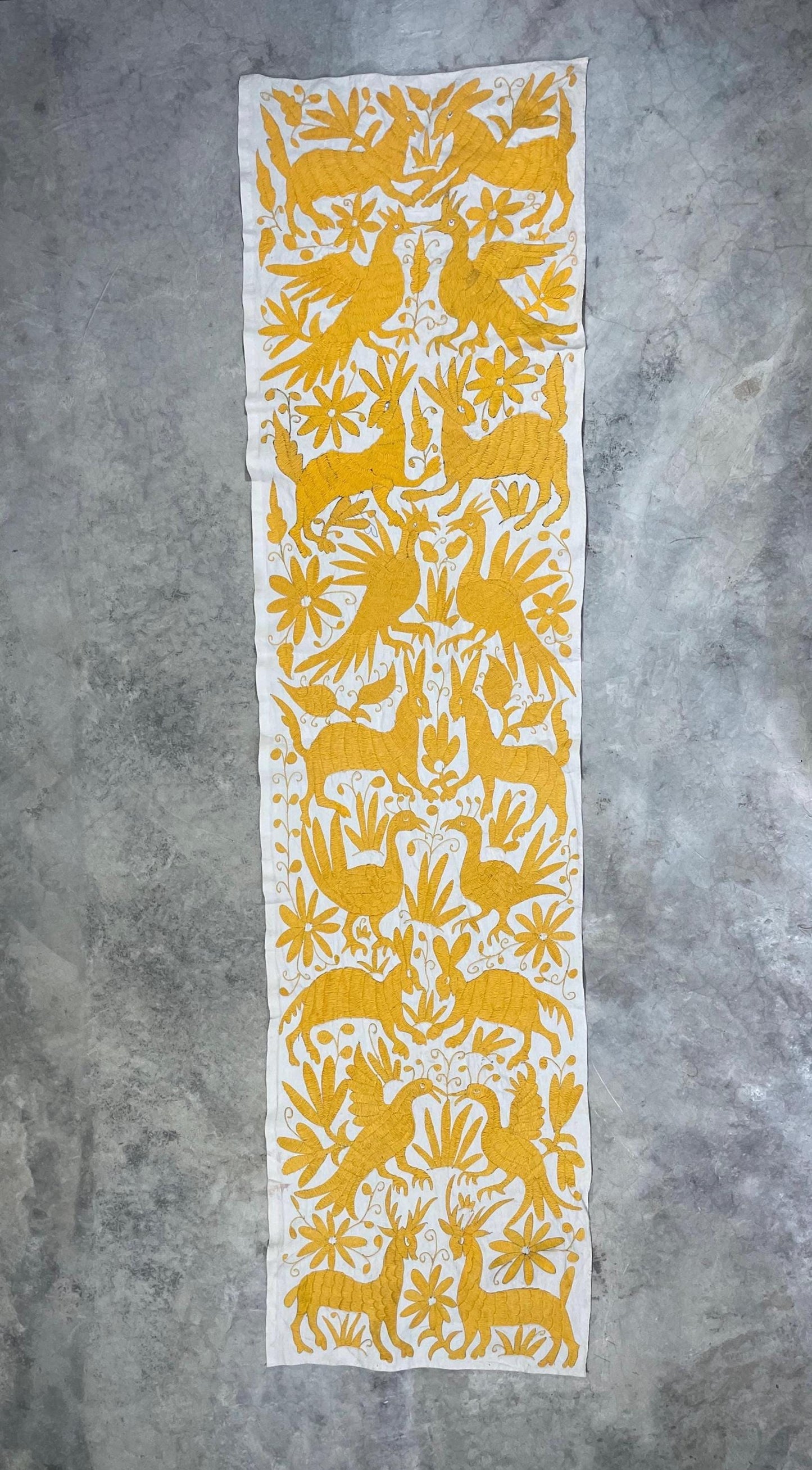 Gran Bordado Tenango Hecho a Mano en Color Amarillo, Camino de Mesa/Tapizado Otomi XXL 178 cm x 46 cm (SIN MARCO)