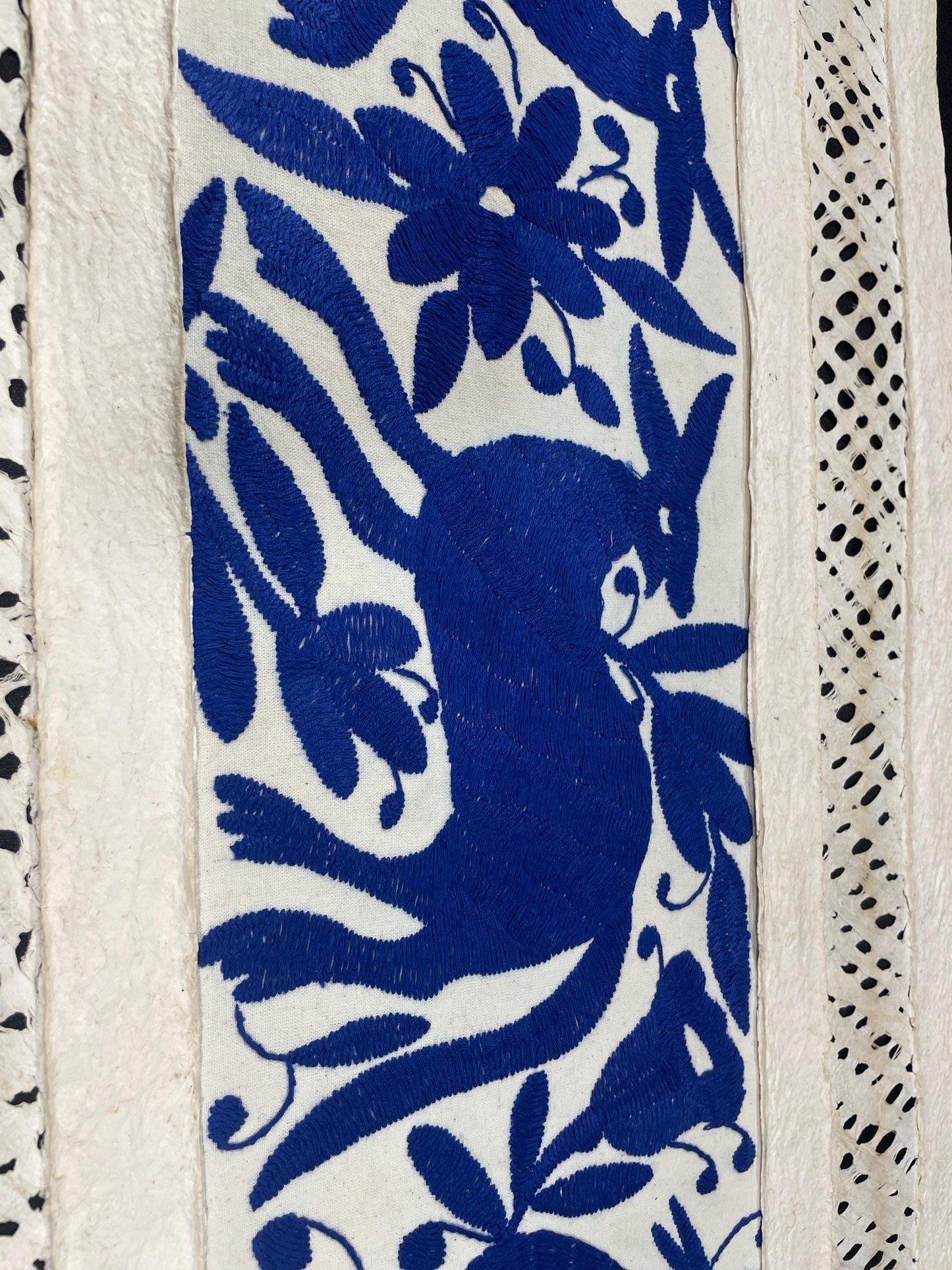 Arte Mural Mexicano en Papel Amate con Bordado de Tenango Hecho a Mano, Arte Otomi Horizontal Color Azul y Blanco XL 47,2 x 15,7 (SIN MARCO)