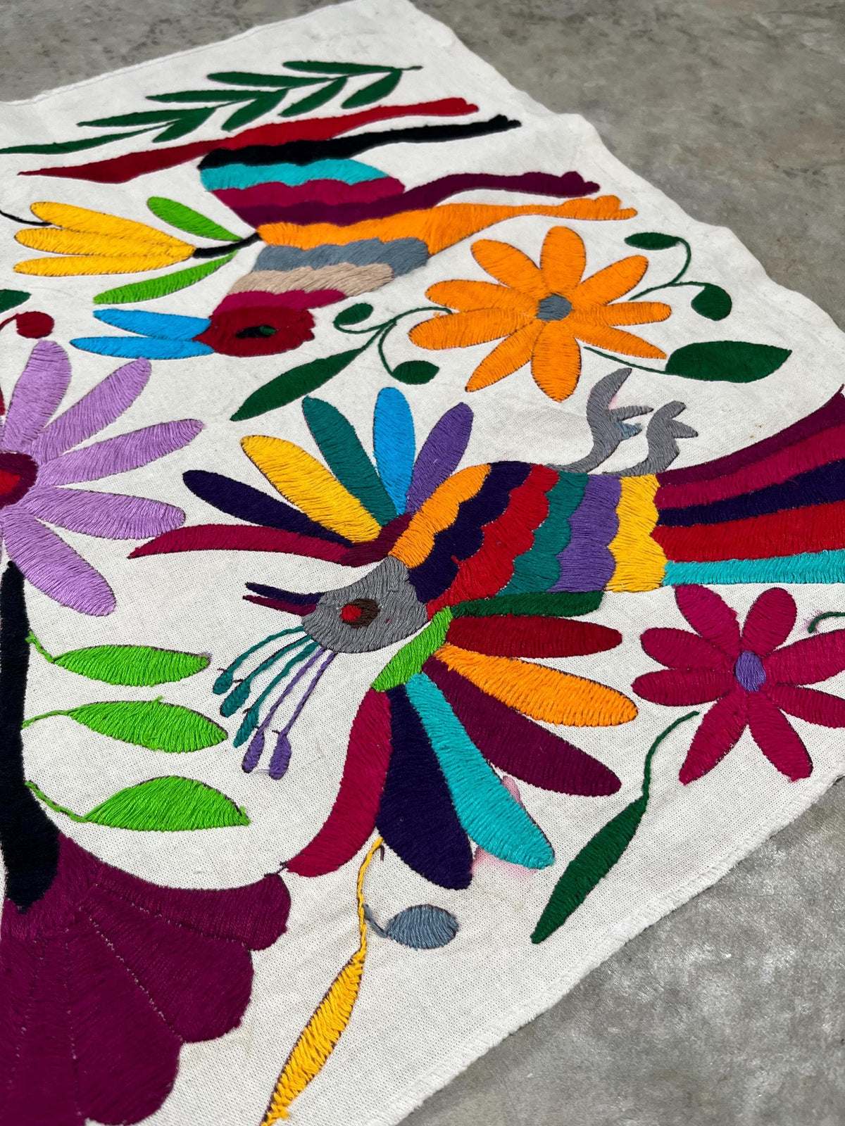 Enorme Bordado Tenango Hecho a Mano en Multicolor-Tapizado Otomi XXL 191 cm x 45 cm (SIN MARCO)