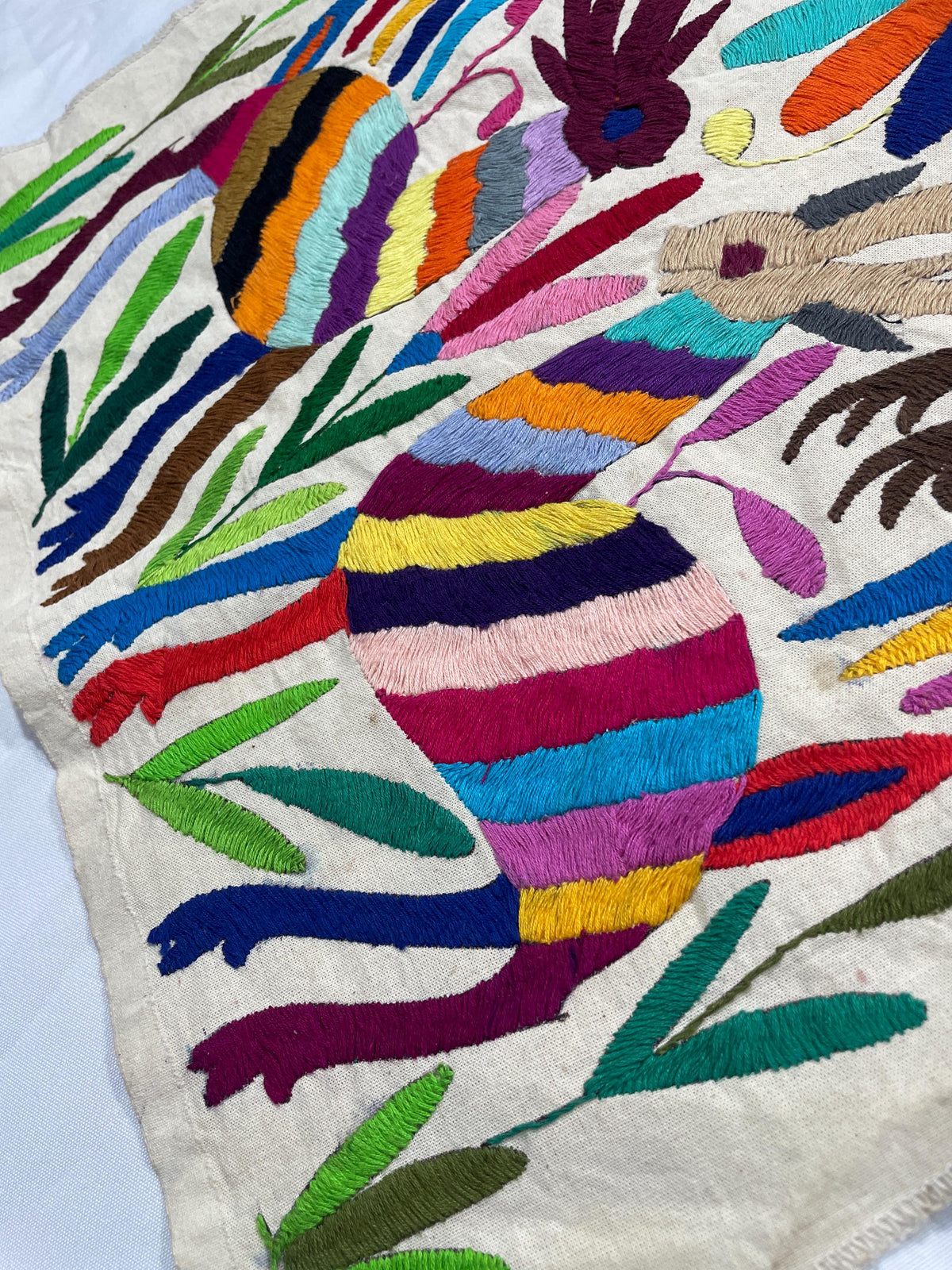 Tapizado Tenango Bordado y Hecho a Mano-Textil Mexicano Moderno en Vertical de Varios Colores Combinados en XL 97 cm x 45 cm (SIN MARCO)