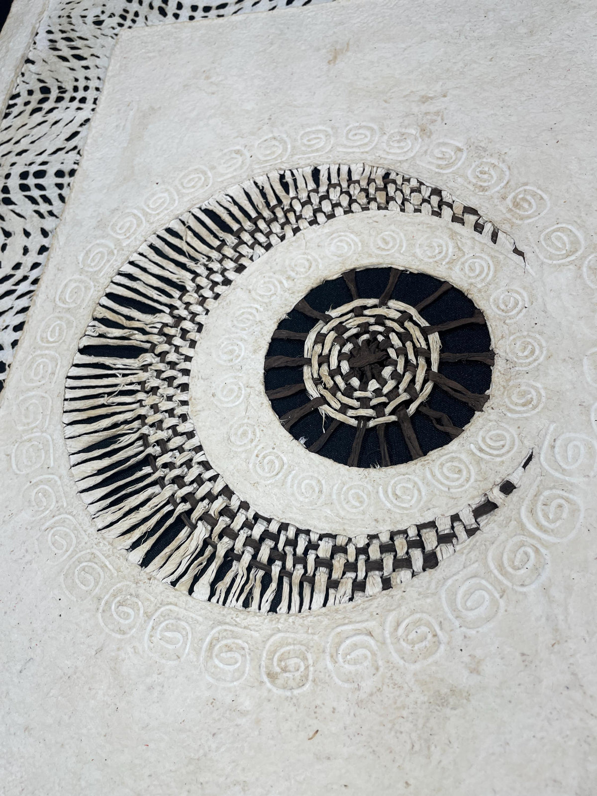 Arte Mural Mexicano en Papel Amate con Bordado Tenango Hecho a Mano 47,2 x 27.5, Arte Otomi en Color Blanco y Azul (SIN MARCO) Media Luna