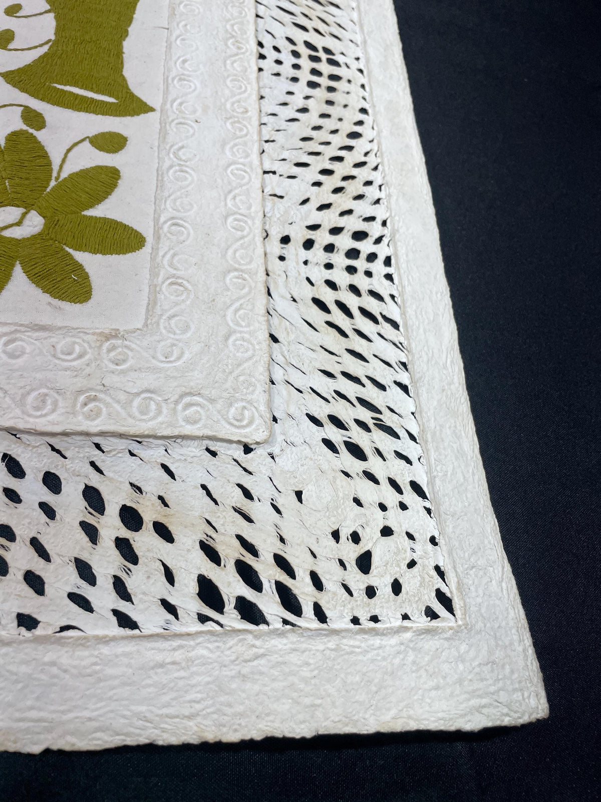 Enorme Arte Mural Mexicano en Papel Amate y Bordado Tenango Hecho a Mano-Arte Otomi Moderno en Horizontal XXL 47.2 in x 27.5 in (SIN MARCO)