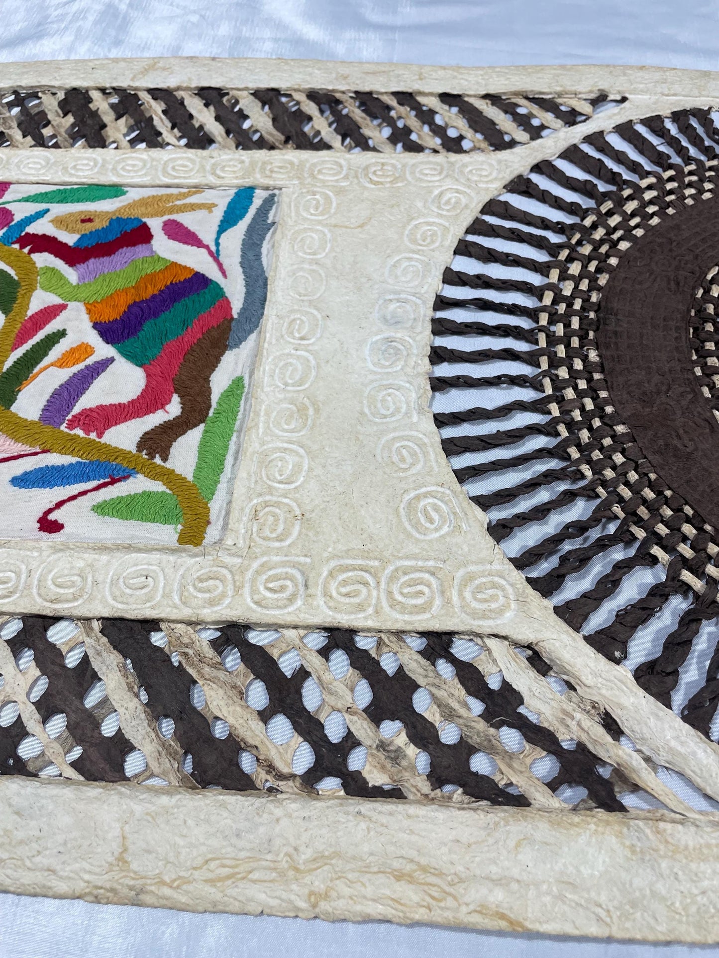Arte Mural Mexicano en Papel Amate con Bordado de Tenango Hecho a Mano- 120 cm x 40 cm-Arte Bordado Otomí Moderno (SIN MARCO)