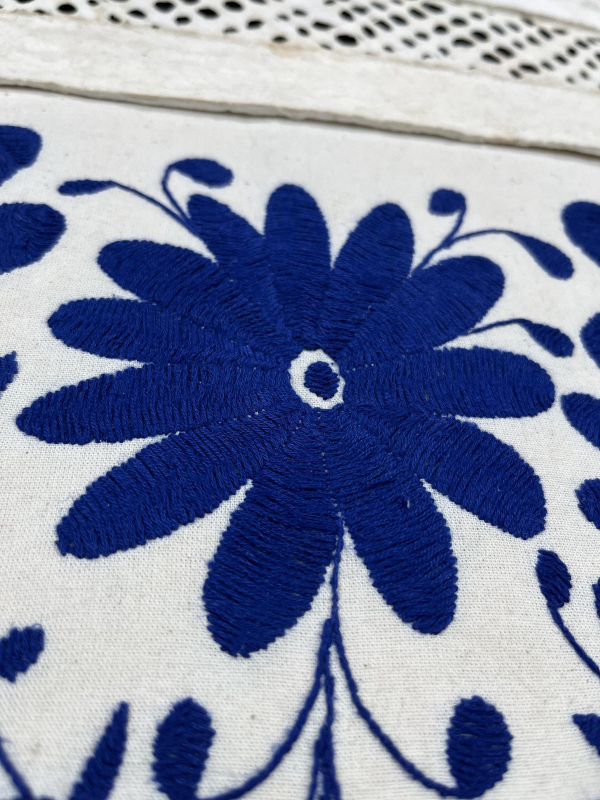 Arte Mural Mexicano en Papel Amate con Bordado Tenango Hecho a Mano, Color Azul XXL 47.2 in X 27.5 in (SIN MARCO)
