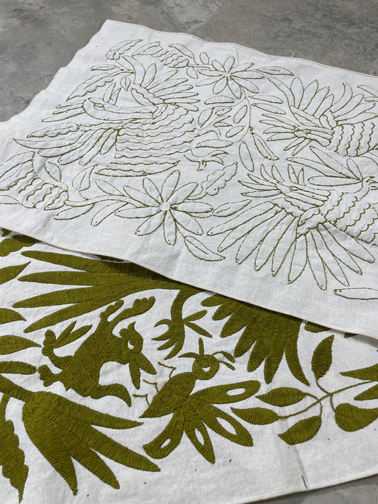 Enorme Bordado Tenango Hecho a Mano en Color Verde Olivo, Camino de Mesa/Tapizado Otomi, XXL 191 cm x 45 cm (Sin Marco) PIEZA ÚNICA.