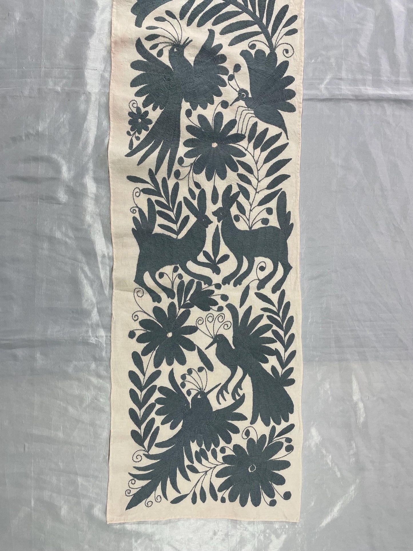 Tapiz Otomi Hecho a Mano en Color Gris Azulado/Arte y Textil Decorativo Otomi XL 152 cm x 33 cm (SIN MARCO)