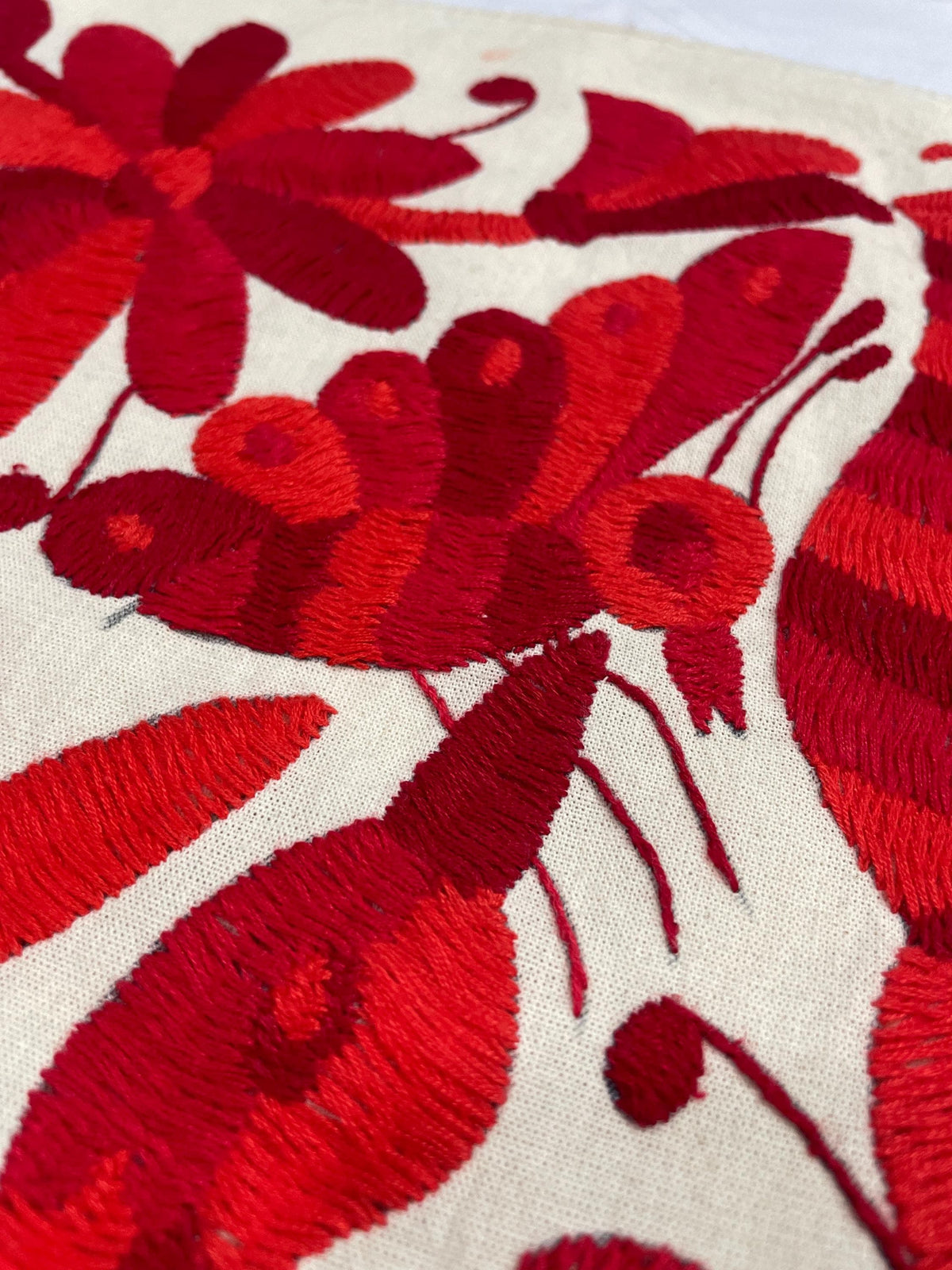 Bordado Tenango Hecho a Mano,Tapizado Otomi Moderno en Tres Colores de Rojo Combinados, Textil Mexicano XL 95 cm x 46 cm