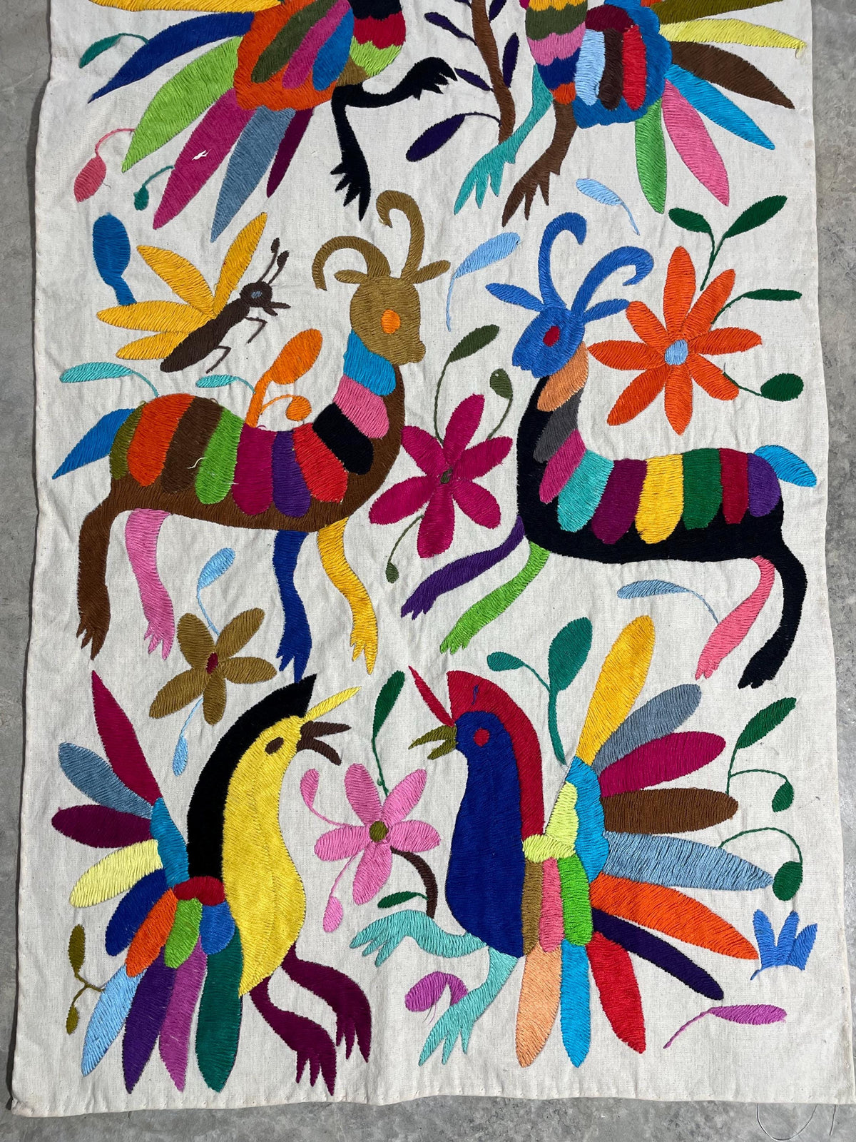 Tapizado Otomi Hecho y Bordado a Mano en Multicolor-Tapizados Tenangos/Camino de Mesa XXL 182 cm x 44 cm