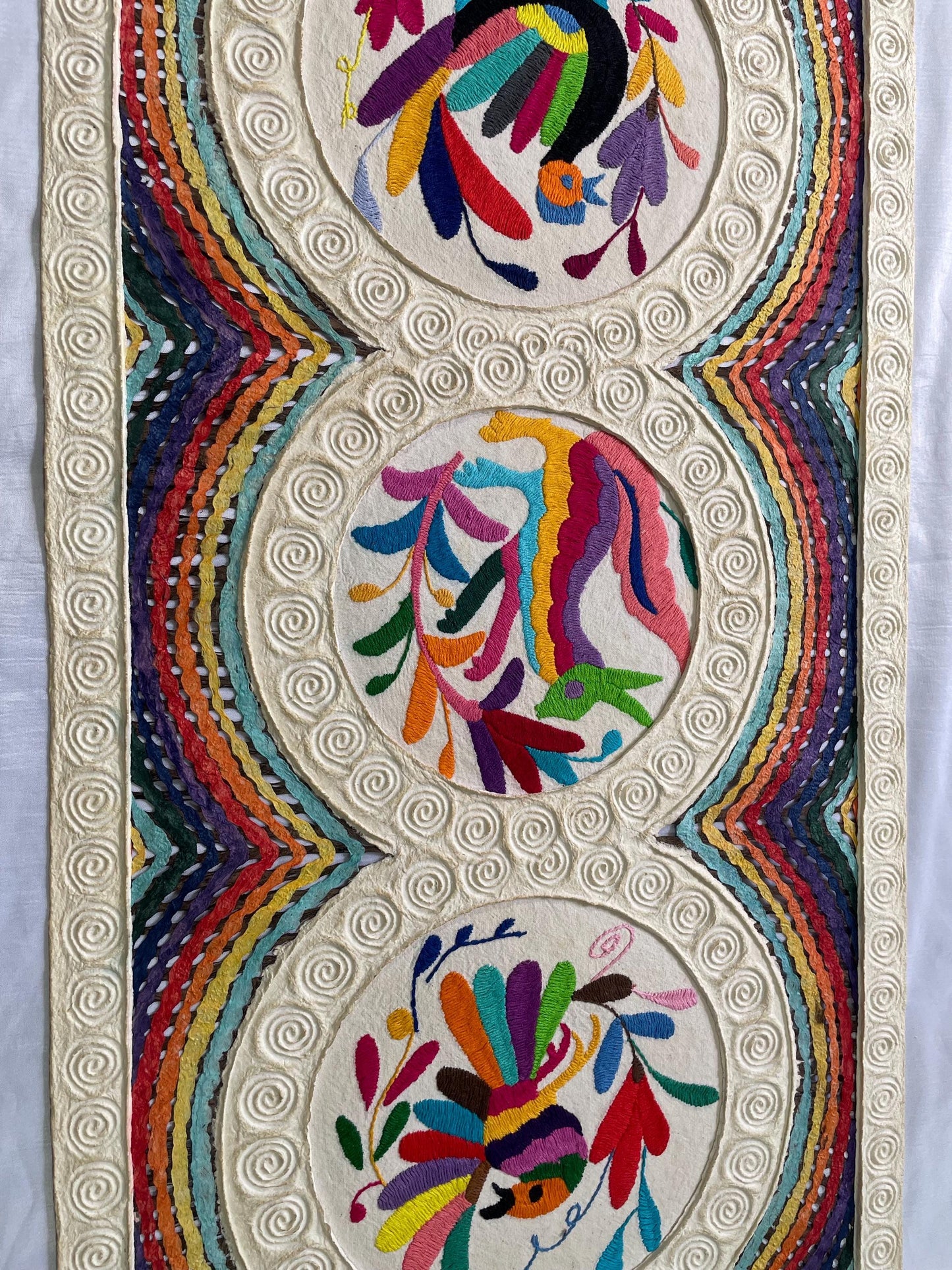 Arte Mural Mexicano En Papel Amate Teñido y Bordado Tenango Hecho a Mano- 47,2 x 15,7 -Arte Otomí Moderno (SIN MARCO)
