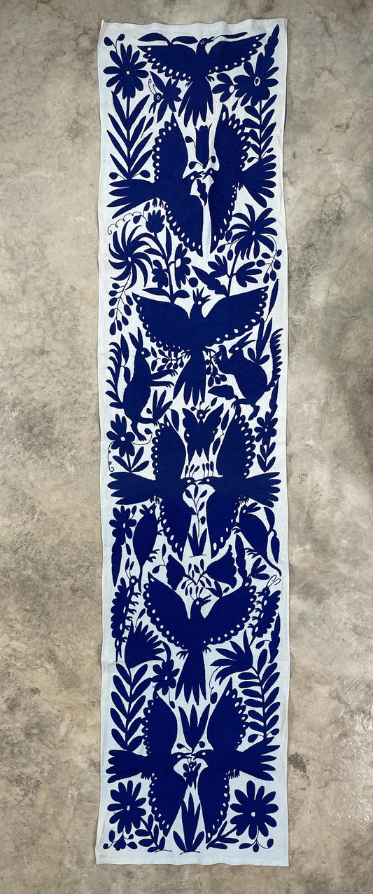 Enorme Bordado Tenango Hecho a Mano en Color Azul-Tapizado Otomi XXL 189 cm x 43 cm (SIN MARCO)