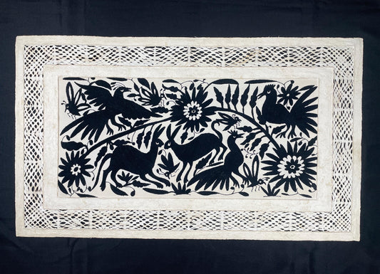 Enorme Arte Mural Mexicano en Papel Amate con Bordado Tenango Hecho A Mano en Color Negro-Arte Otomí Moderno XXL 47.2 X 27.5 (SIN MARCO)