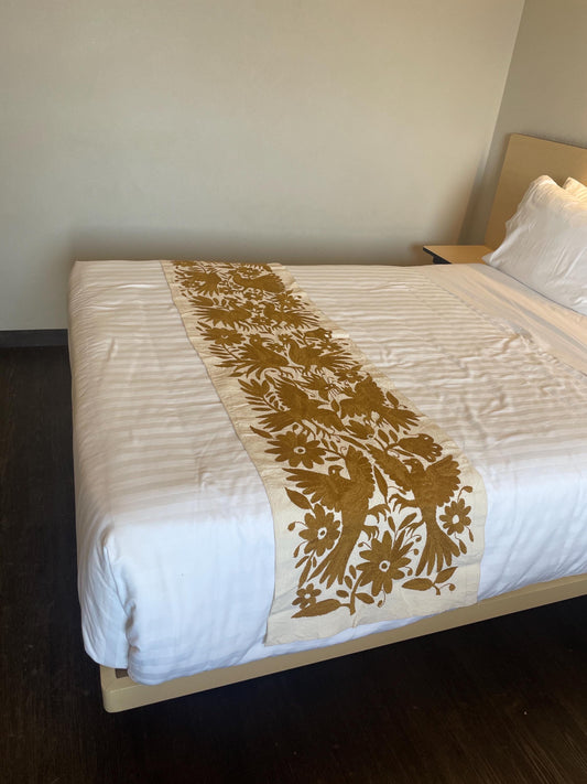 Tapiz Otomi Hecho a Mano en Color Dorado, Gran Bordado Otomi/Tenango XXL 188 cm x 46 cm