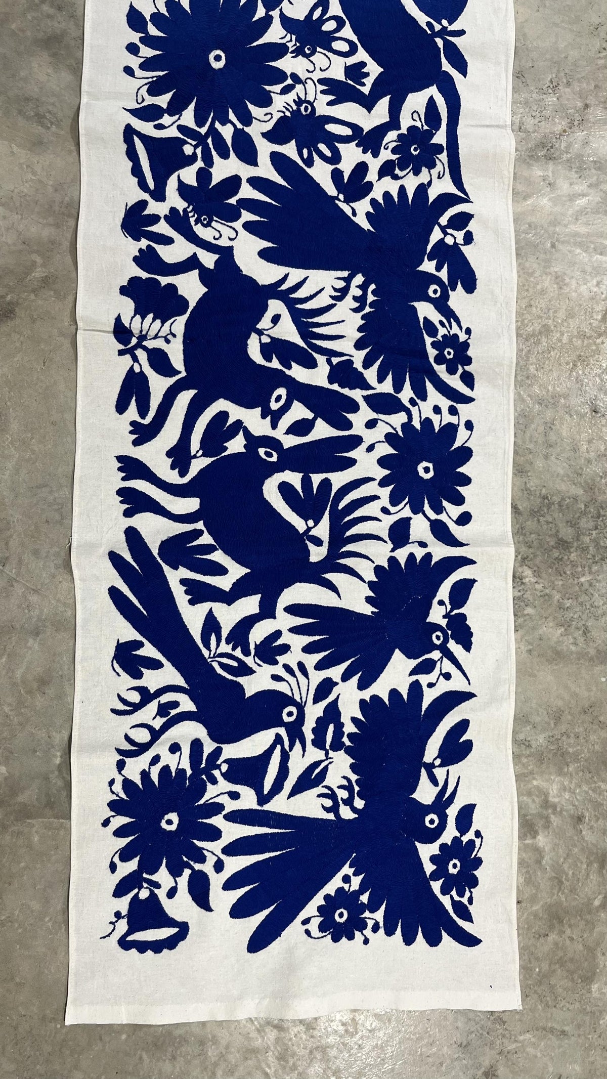 Bordado Otomi Hecho a Mano en Color Azul Marino, Tapizado Otomi Horizontal, Textil Mexicano XXL 190 cm x 44 cm (SIN MARCO) Flores y Aves.