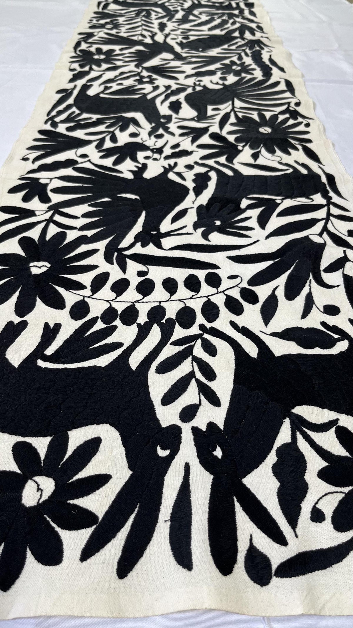 Enorme Bordado Tenango Hecho a Mano en  Color Negro-Tapiz o Camino de Mesa Otomi en Formato Vertical XXL 192 cm x 49 cm-Arte Mexicano