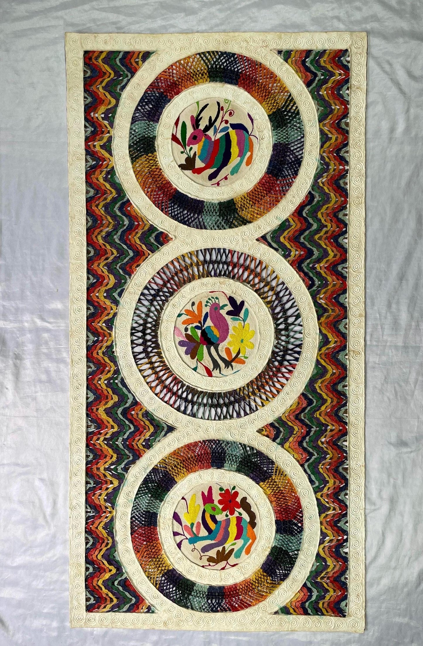 Arte Mural Mexicano en Papel Amat Teñido con Bordado Tenango Hecho A Mano-Arte Otomí Moderno XXL de 47.2 in X 23.6 in (SIN MARCO)