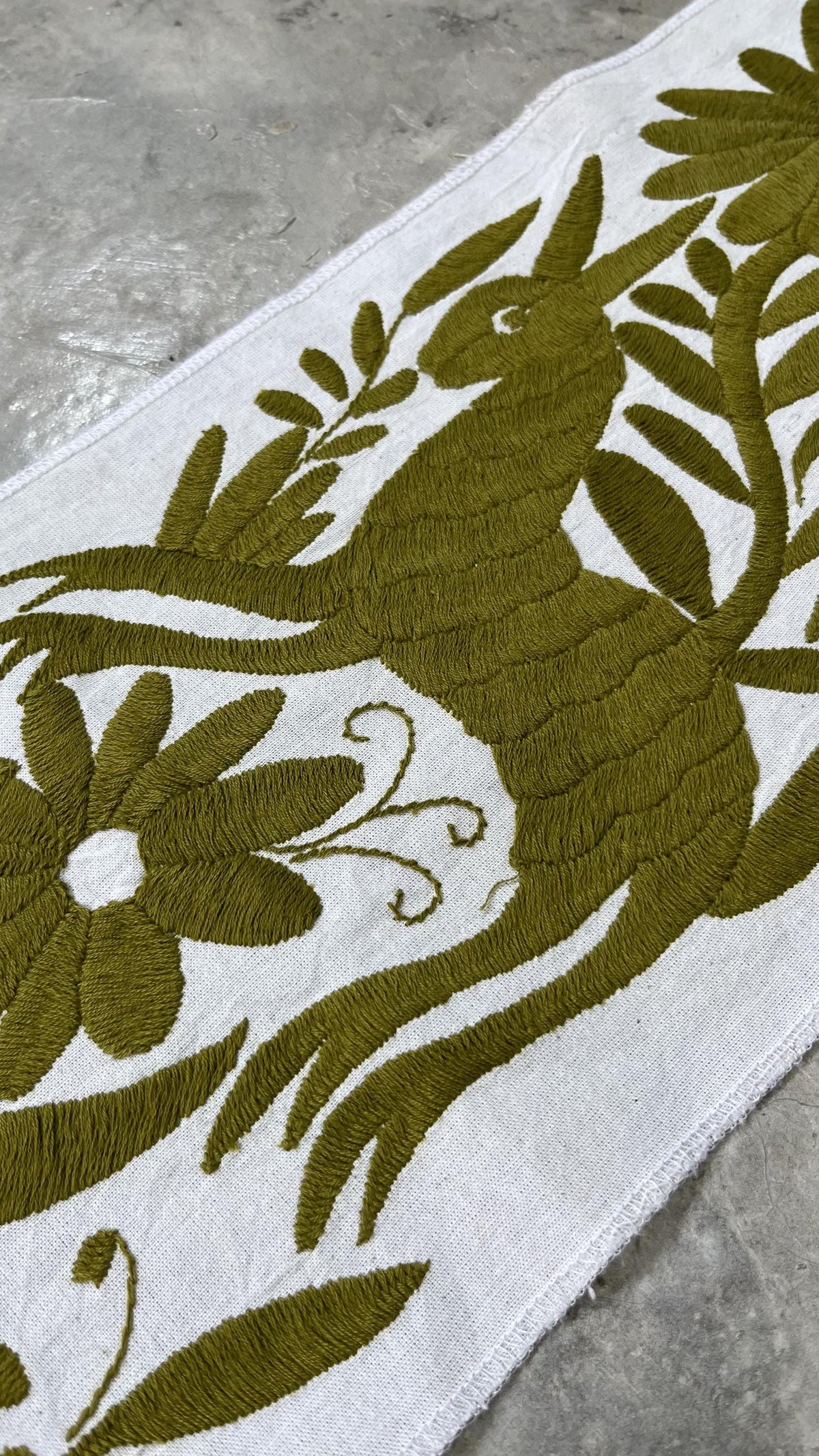 Bordado Otomi Hecho a Mano en Verde Olivo, Comino de Mesa, Tenango Decorativo XXL 192 cm x 22 cm