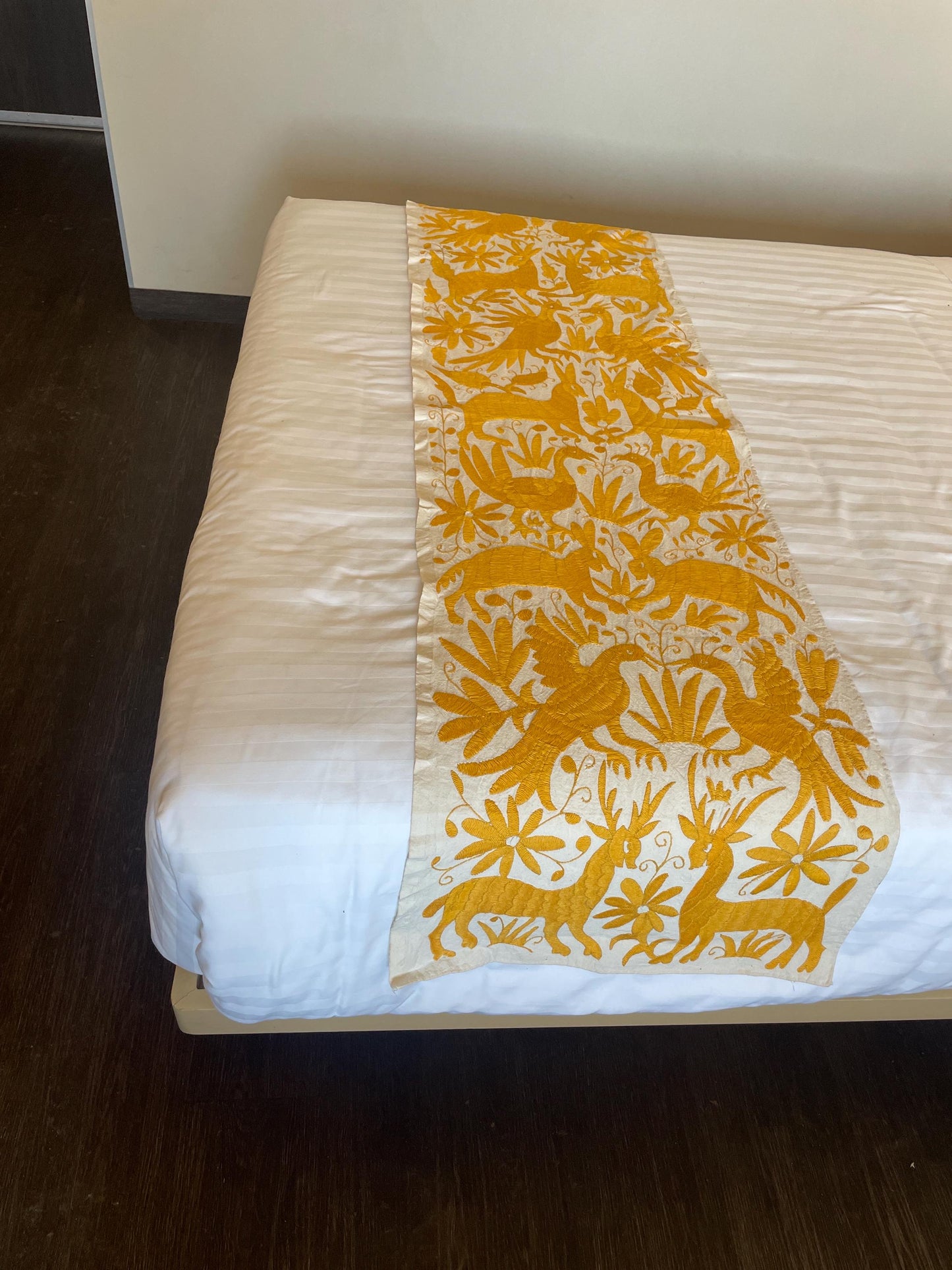 Gran Bordado Tenango Hecho a Mano en Color Amarillo, Camino de Mesa/Tapizado Otomi XXL 178 cm x 46 cm (SIN MARCO)