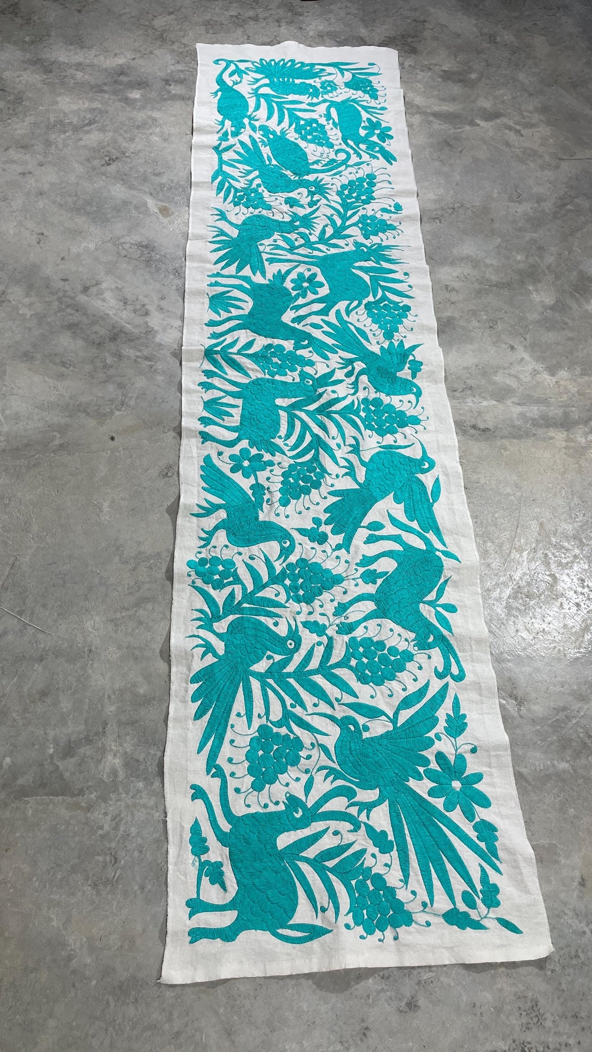 Enorme Bordado Tenango Hecho a Mano en Color Azul, Camino de Mesa Otomi, Tapizado Bordado XXL 189 cm x 46 cm  (Sin Marco) PIEZA ÚNICA.