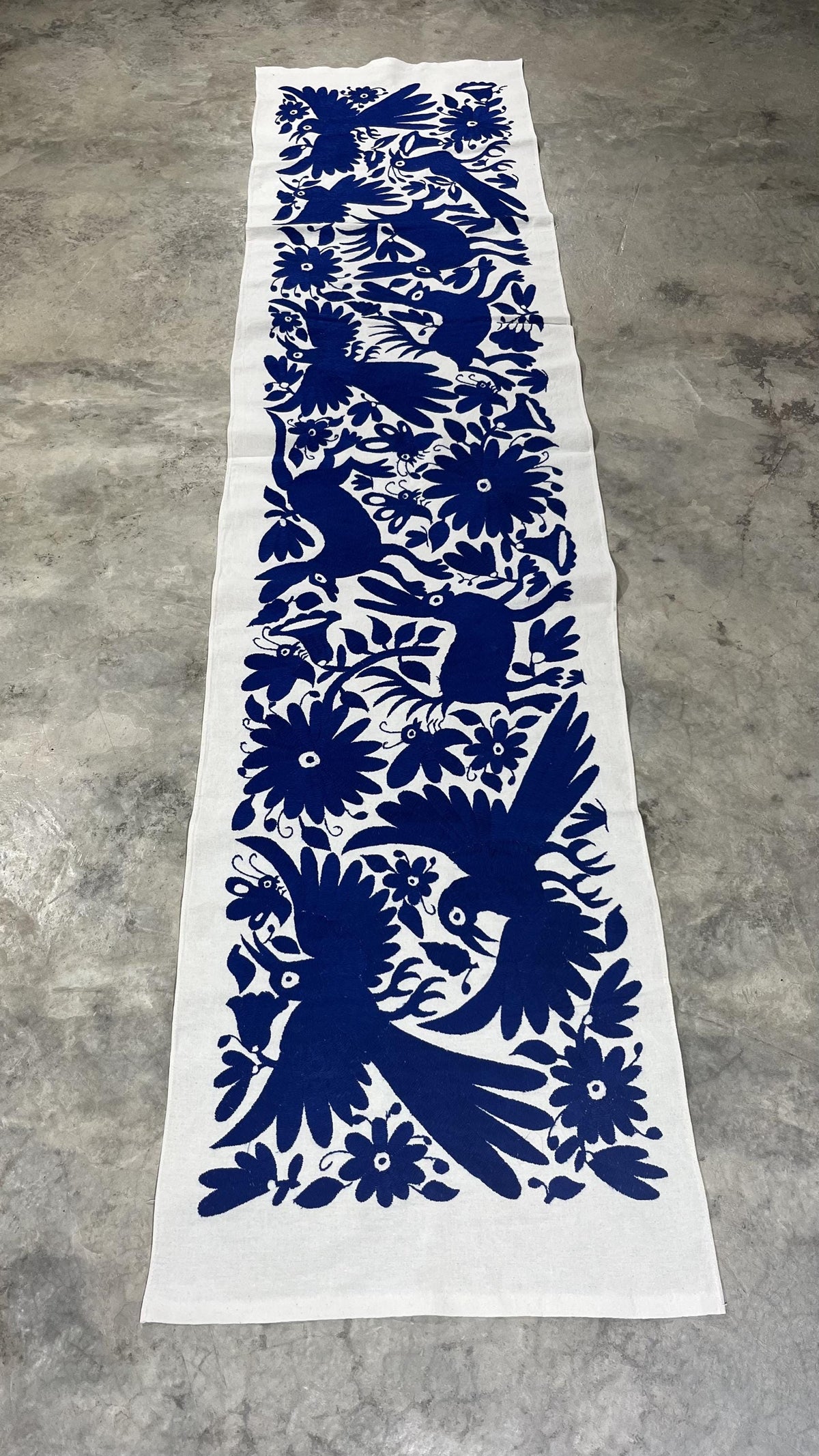 Bordado Otomi Hecho a Mano en Color Azul Marino, Tapizado Otomi Horizontal, Textil Mexicano XXL 190 cm x 44 cm (SIN MARCO) Flores y Aves.