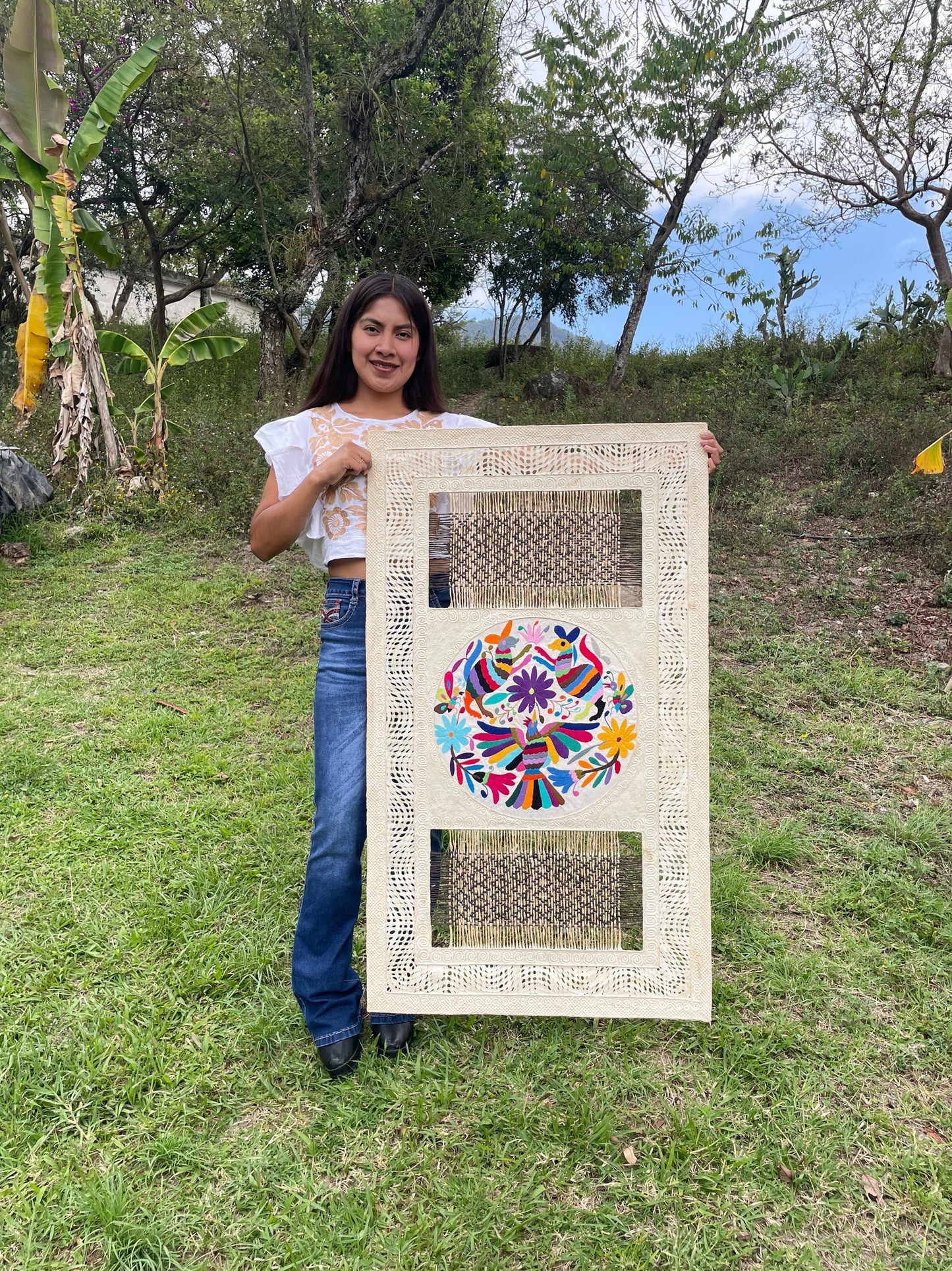 Gran Arte Mural Otomi en Papel Amate y Bordado Tenango Circular Hecho a Mano,Arte Mexicano Moderno XXL 47.2 in x 27.5 in (SIN MARCO)