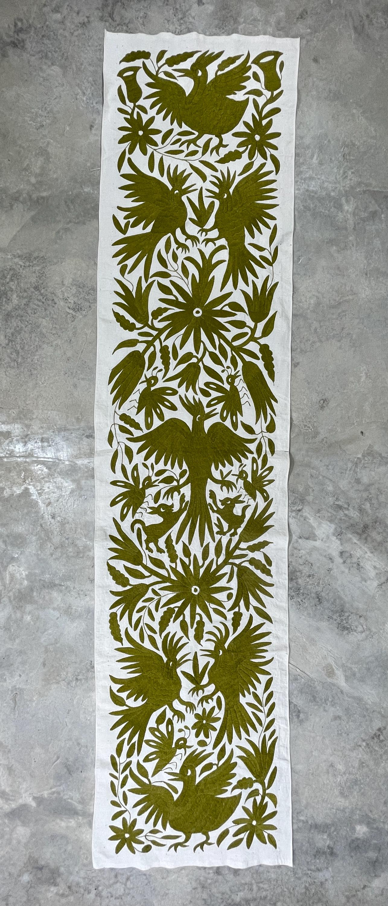 Enorme Bordado Tenango Hecho a Mano en Color Verde Olivo, Camino de Mesa/Tapizado Otomi, XXL 191 cm x 45 cm (Sin Marco) PIEZA ÚNICA.