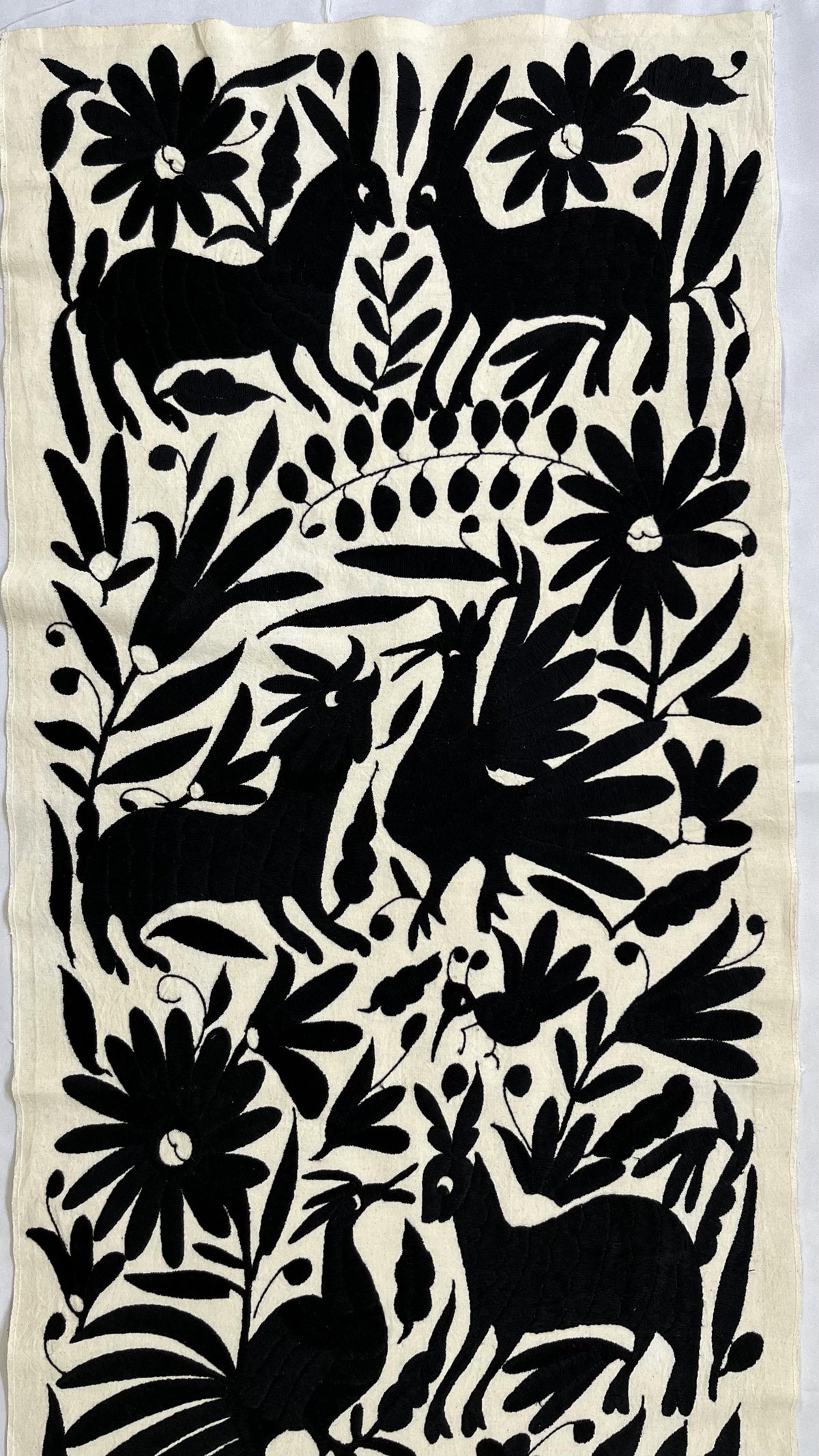 Enorme Bordado Tenango Hecho a Mano en  Color Negro-Tapiz o Camino de Mesa Otomi en Formato Vertical XXL 192 cm x 49 cm-Arte Mexicano