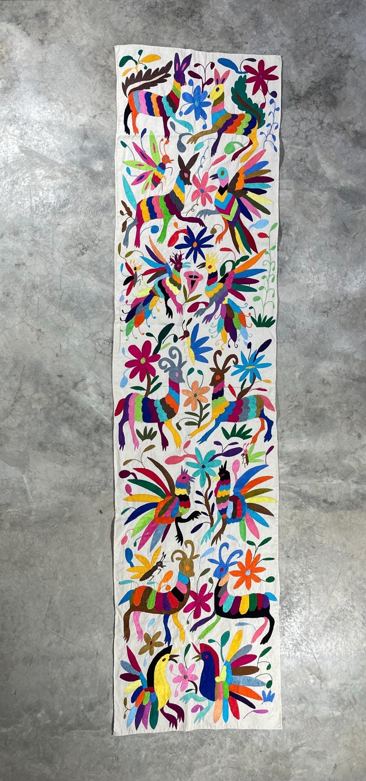 Tapizado Otomi Hecho y Bordado a Mano en Multicolor-Tapizados Tenangos/Camino de Mesa  XXL 182 cm x 44 cm