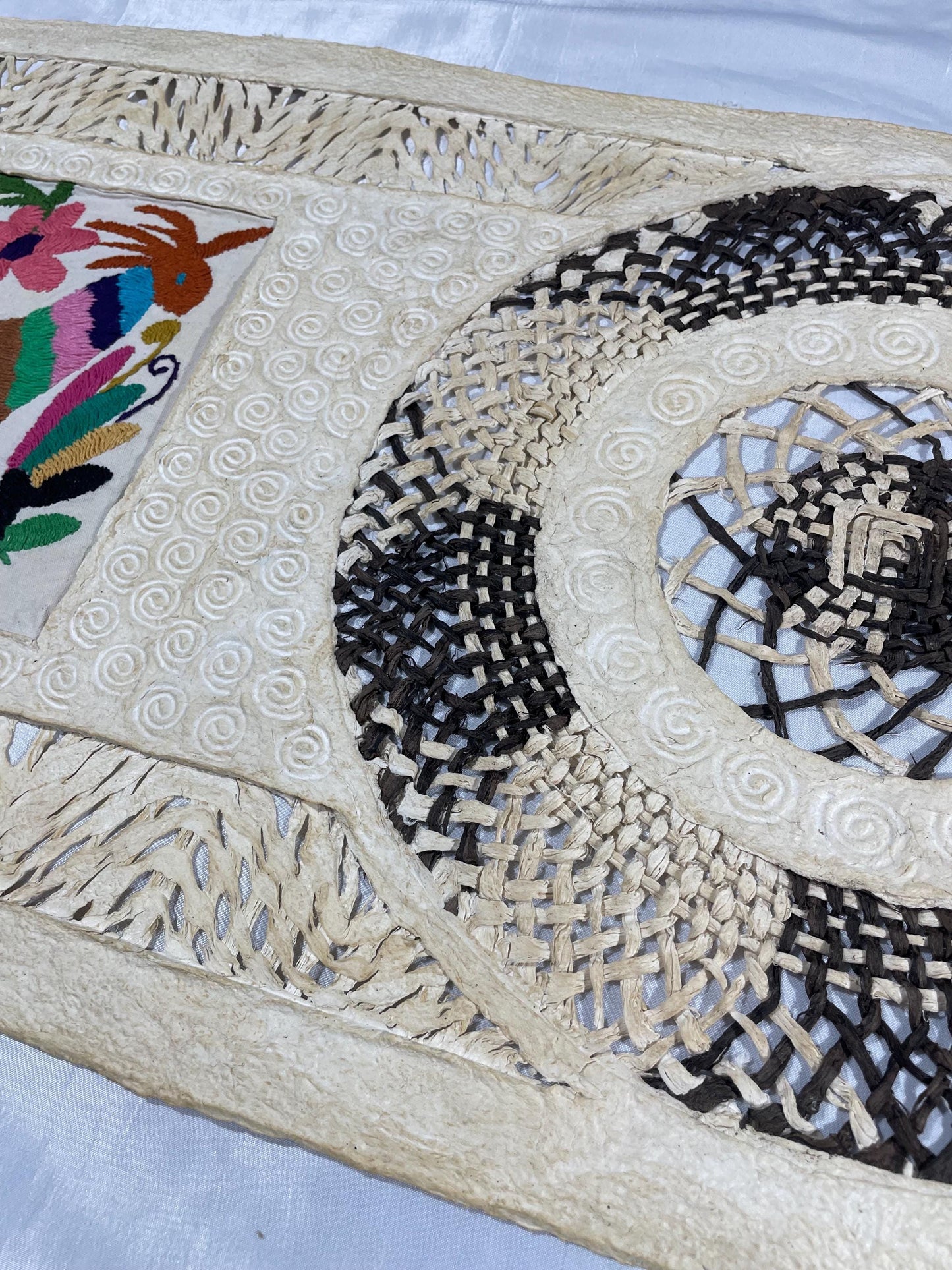 Arte Mural Mexicano en Papel Amate con Bordado de Tenango Hecho a Mano- 120 cm x 40 cm-Arte Bordado Otomí Moderno (SIN MARCO)