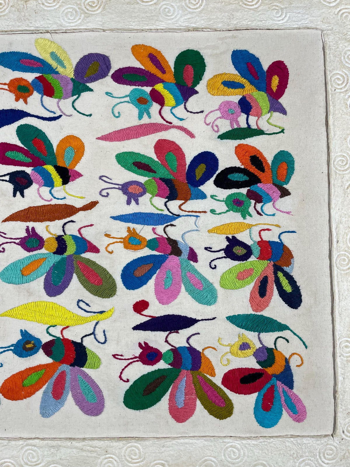 Enorme Arte Mural Mexicano en Papel Amate y Bordado Tenango Hecho a Mano-Arte Elegante y Moderno XXL 59 in x 27,5 in (SIN MARCO)