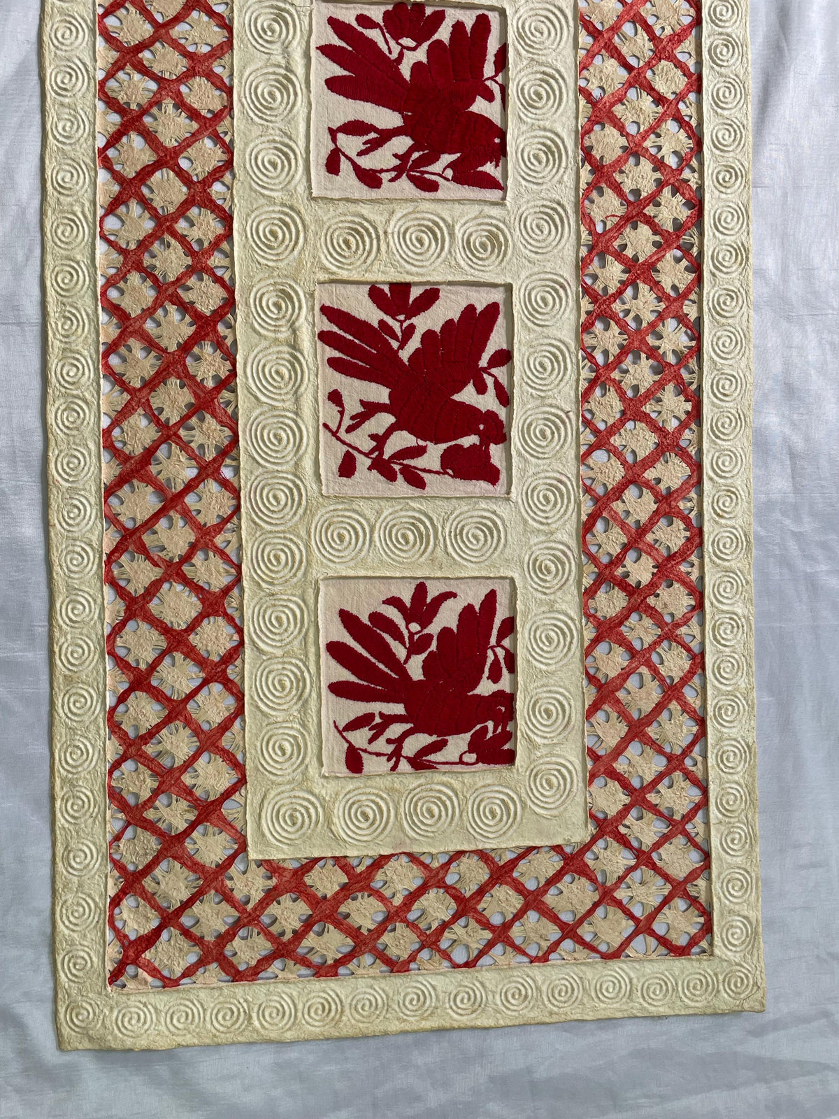 Arte Mural Mexicano Con Bordado Tenango y Papel Amate Hecho a Mano- 47,2 x 15,7 -Arte Otomí Teñido Color Rojo (SIN MARCO)