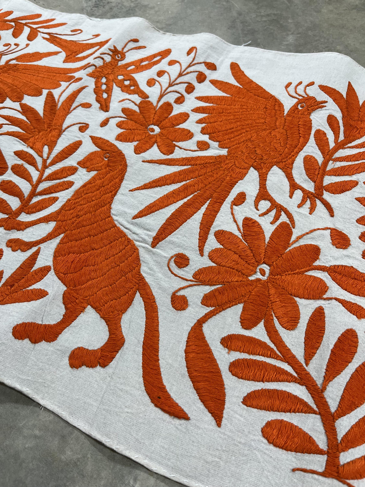 Bordado Tenango Hecho a Mano,Tapizado Otomi en Color Anaranjado XXL 190 cm x 43 cm-Textil Mexicano Moderno (SIN MARCO)