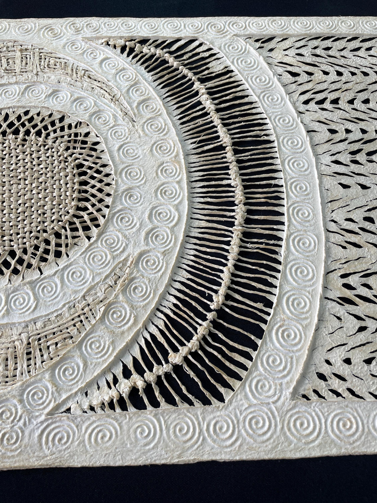 Arte mural hecho a Mano en Papel Amate- Medallón Otomi, Arte Mexicano Moderno 120 x 40 cm (47.2 x 15.7) — Amate blanco natural — Sin Marco