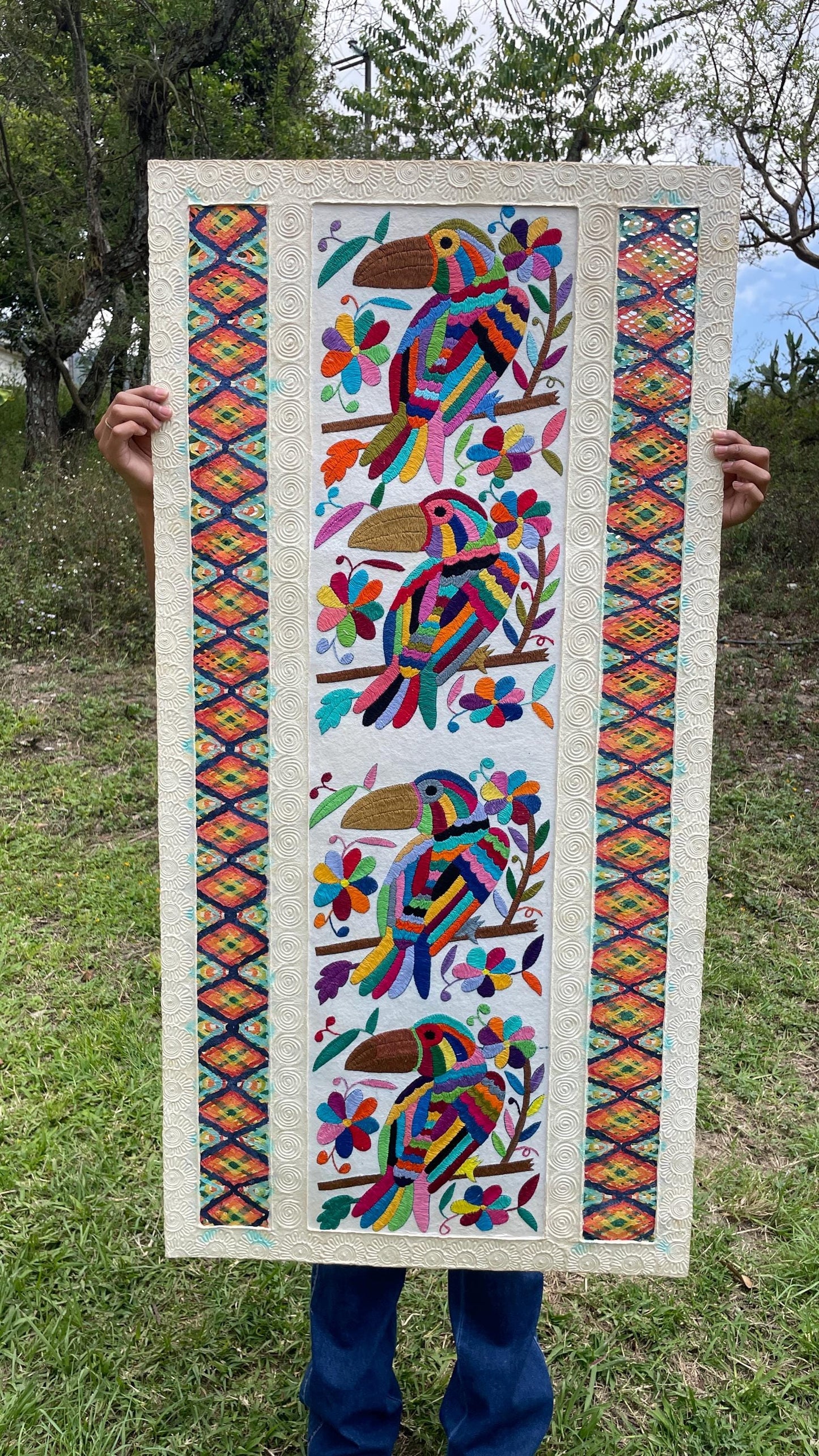 Arte Mural Mexicano en Papel Amate  y Bordado Tenango Hecho a Mano-Arte Otomi Moderno Teñido XXL 42.7 in x 23.6 in (SIN MARCO)