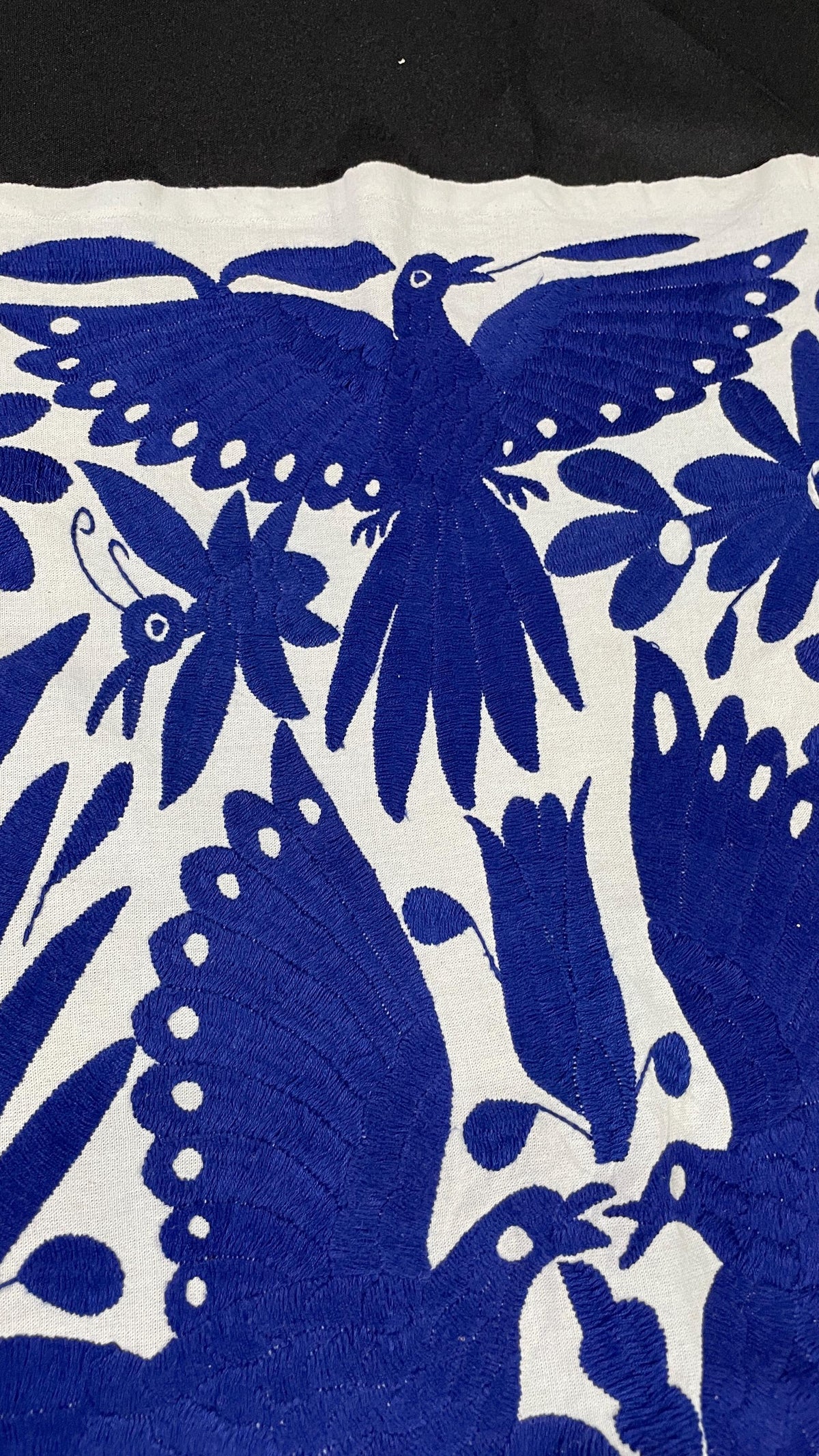 Enorme Bordado Tenango Hecho a Mano en Color Azul-Tapizado Otomi XXL 189 cm x 43 cm (SIN MARCO)