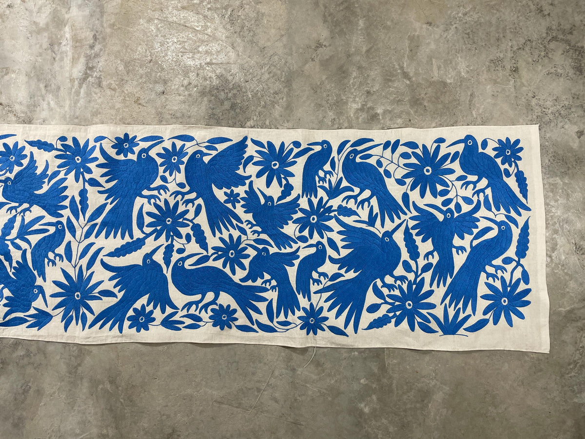 Bordado Tenango Hecho a Mano en Color Azul, Tapizado Otomi Horizontal, Textil Mexicano XXL 189 cm x 44 cm (SIN MARCO) Flores y Pájaros