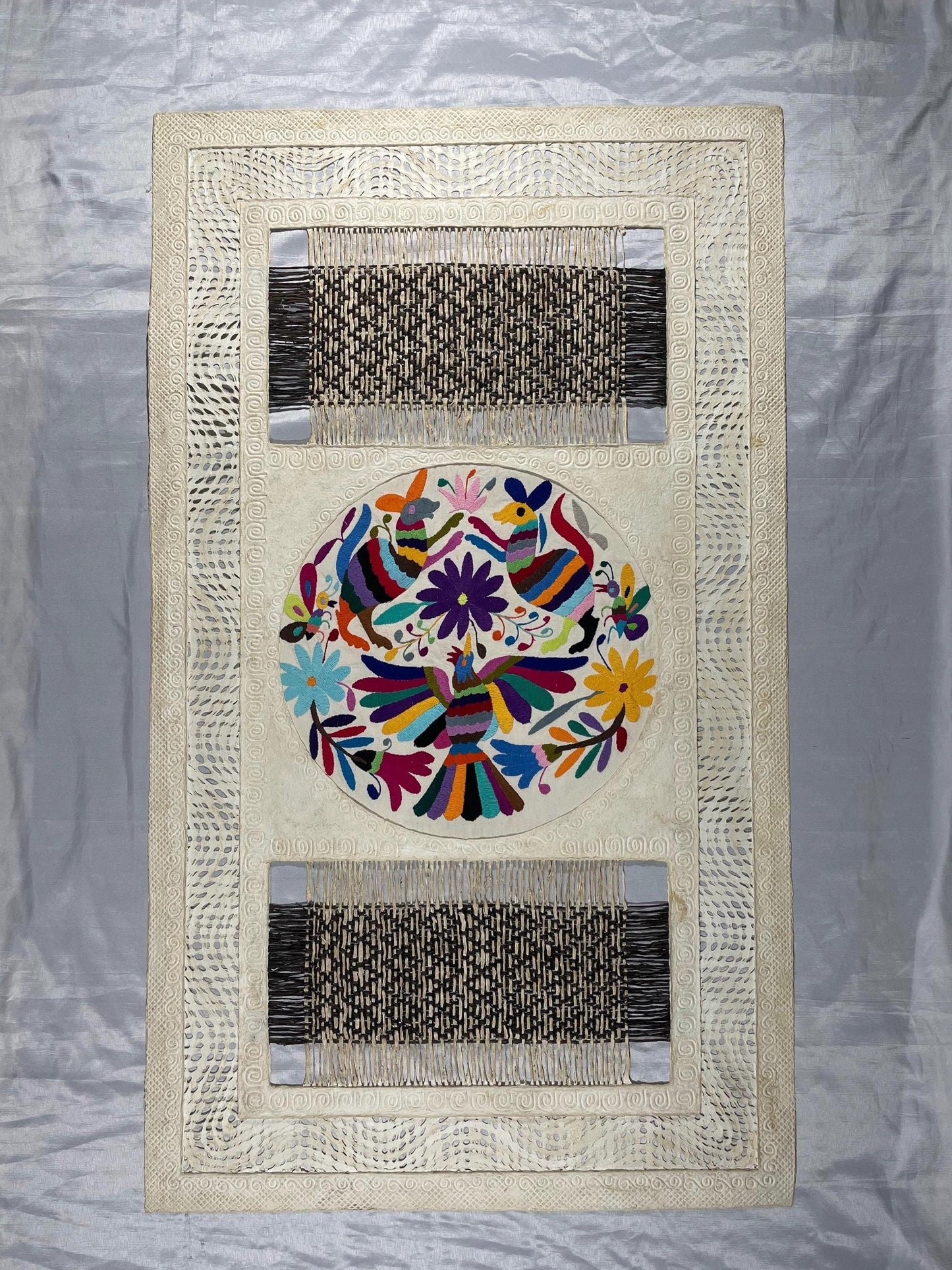 Gran Arte Mural Otomi en Papel Amate y Bordado Tenango Circular Hecho a Mano,Arte Mexicano Moderno XXL 47.2 in x 27.5 in (SIN MARCO)