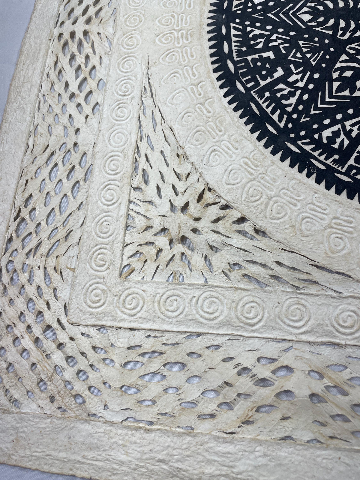 Arte Mural Mexicano en Papel Amate Hecho a Mano con Papel Picado-Arte de Pared Moderno-Cuadro Elegante 28 x 28 (SIN MARCO)