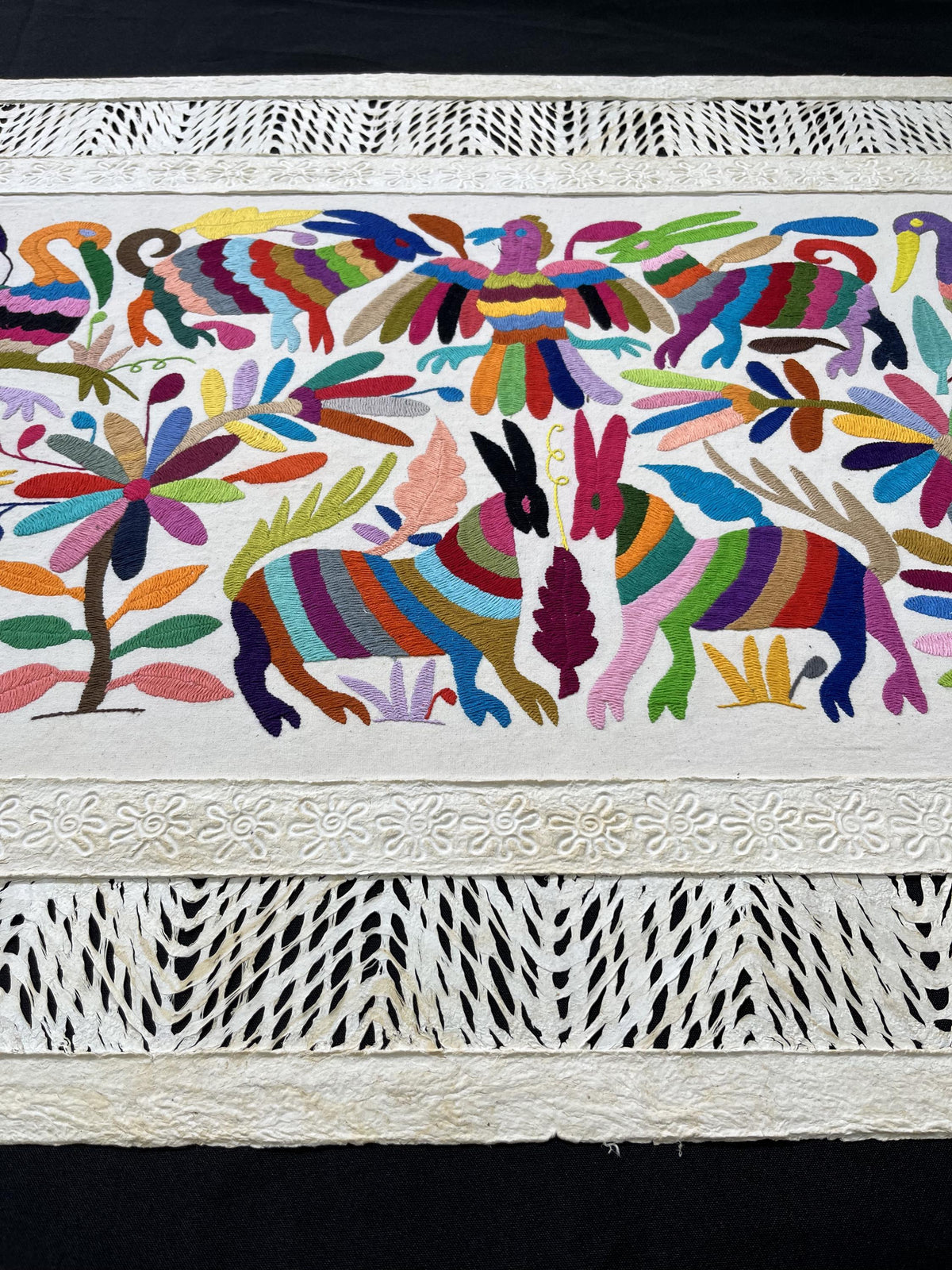 Arte Mural Mexicano Hecho a Mano en Papel Amate y Bordado Tenango-Arte Otomi Moderno en Formato Horizontal XXL 47.2 x 27.5 (SIN MARCO)