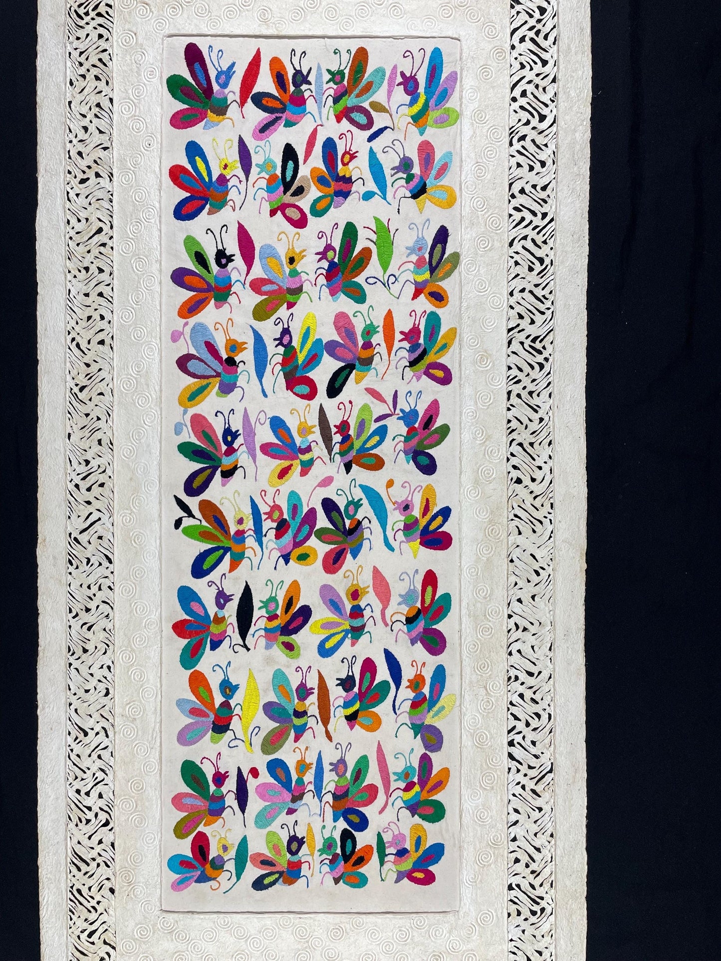 Enorme Arte Mural Mexicano en Papel Amate y Bordado Tenango Hecho a Mano-Arte Elegante y Moderno XXL 59 in x 27,5 in (SIN MARCO)