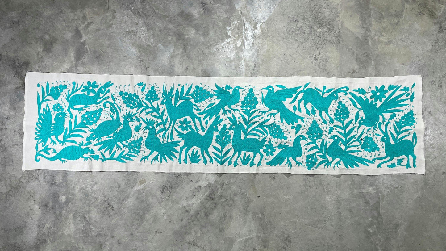 Enorme Bordado Tenango Hecho a Mano en Color Azul, Camino de Mesa Otomi, Tapizado Bordado XXL 189 cm x 46 cm  (Sin Marco) PIEZA ÚNICA.