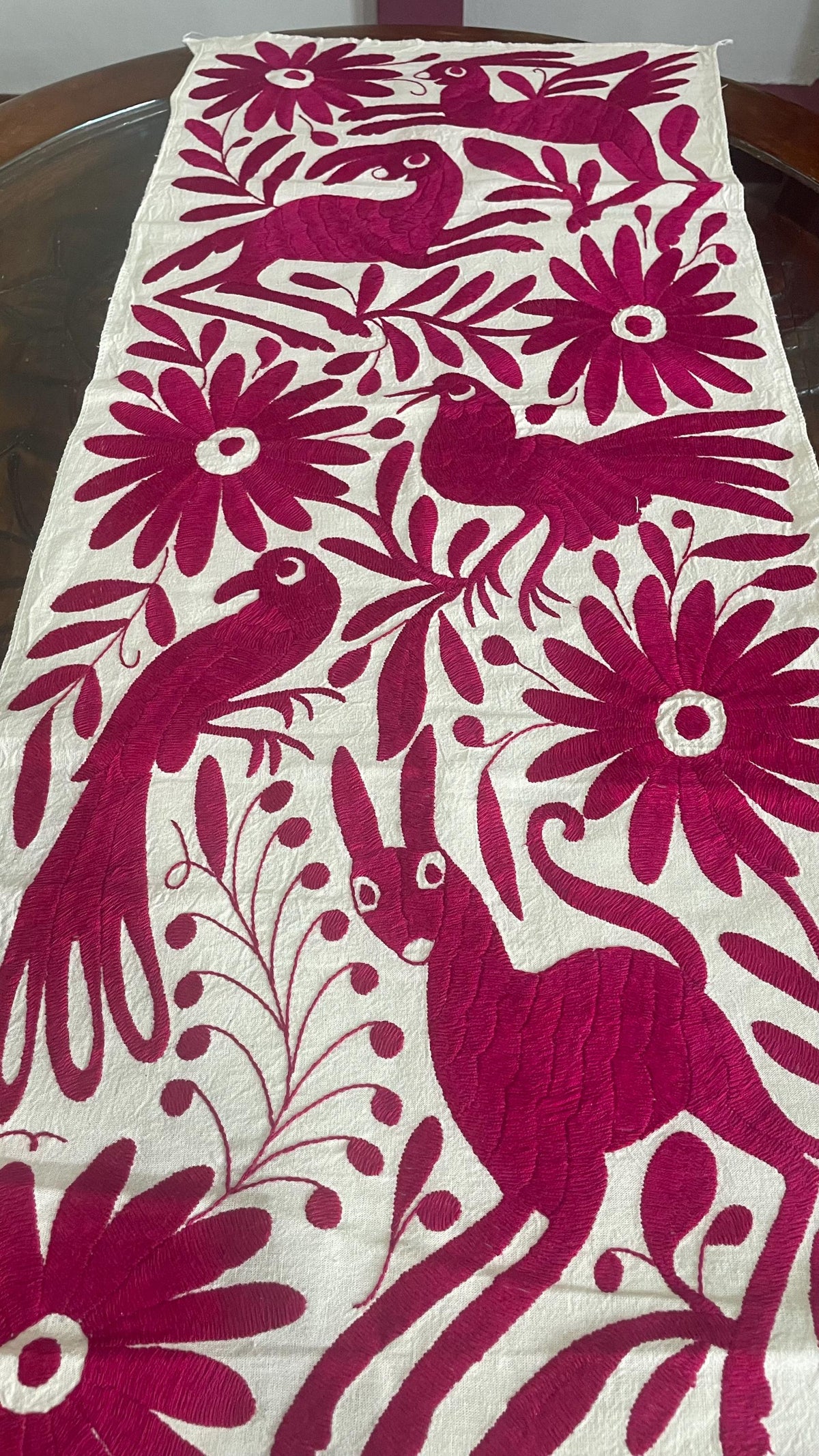Enorme Bordado Tenango Hecho a Mano en Color Rosa-Camino de Mesa Otomí, Tapizado Tenango XXL 190 cm x 42 cm  (SIN MARCO)