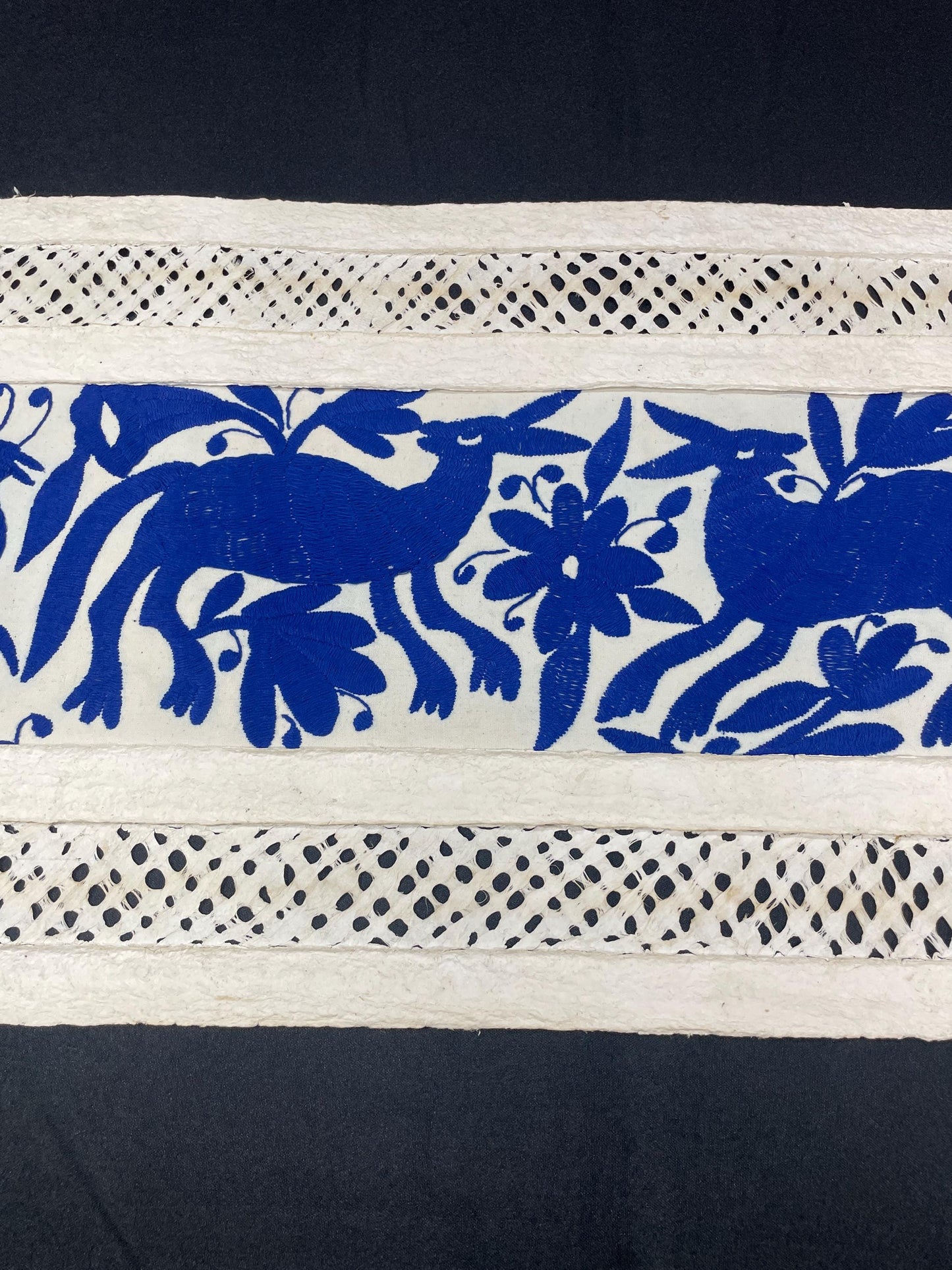 Arte Mural Mexicano en Papel Amate con Bordado de Tenango Hecho a Mano, Arte Otomi Horizontal Color Azul y Blanco XL 47,2 x 15,7 (SIN MARCO)
