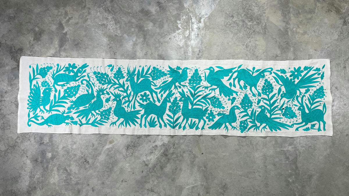 Enorme Bordado Tenango Hecho a Mano en Color Azul, Camino de Mesa Otomi, Tapizado Bordado XXL 189 cm x 46 cm  (Sin Marco) PIEZA ÚNICA.