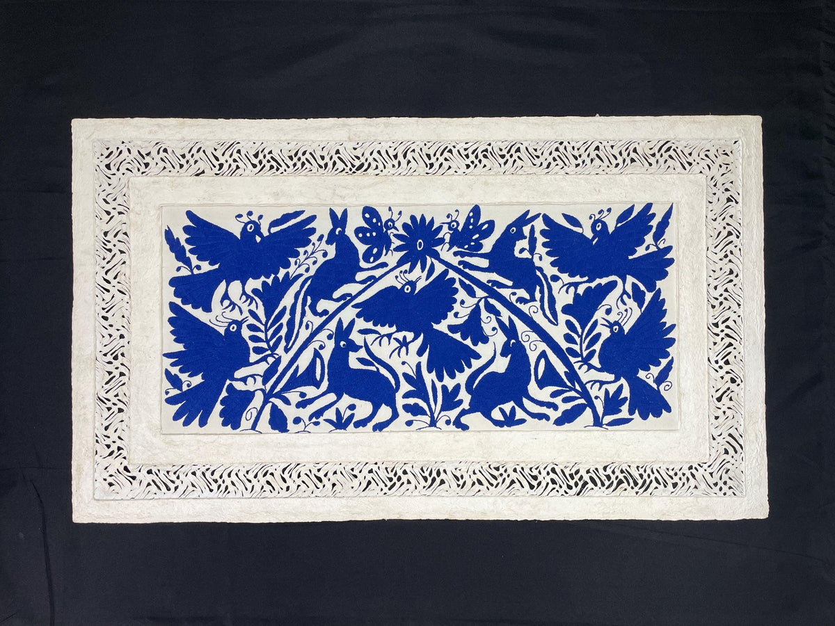 Enorme Arte Mural Mexicano en Papel Amate con Bordado Tenango Hecho A Mano Color Azul XXL 120 cm x 70 cm (SIN MARCO)