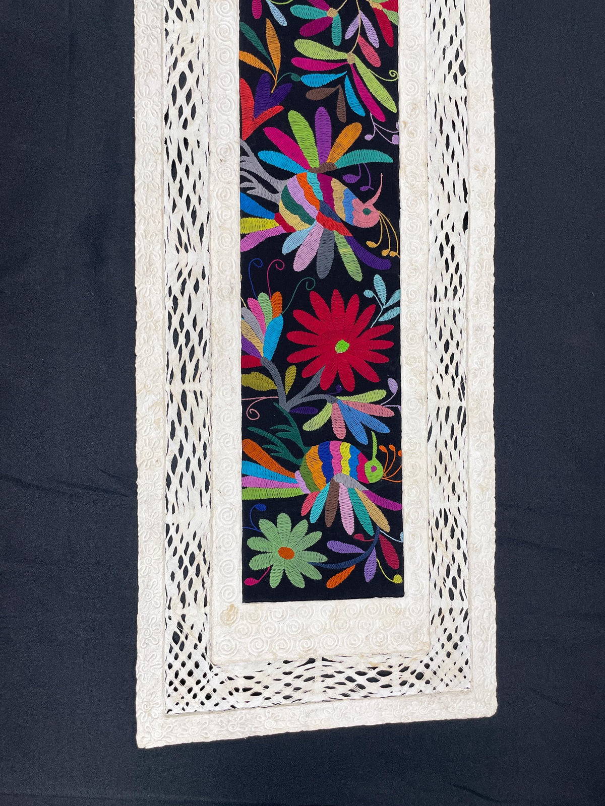 Arte Mural Mexicano en Papel Amate con Bordado de Tenango Hecho a Mano- 120 cm x 40 cm-Arte Bordado Otomí Moderno (SIN MARCO)