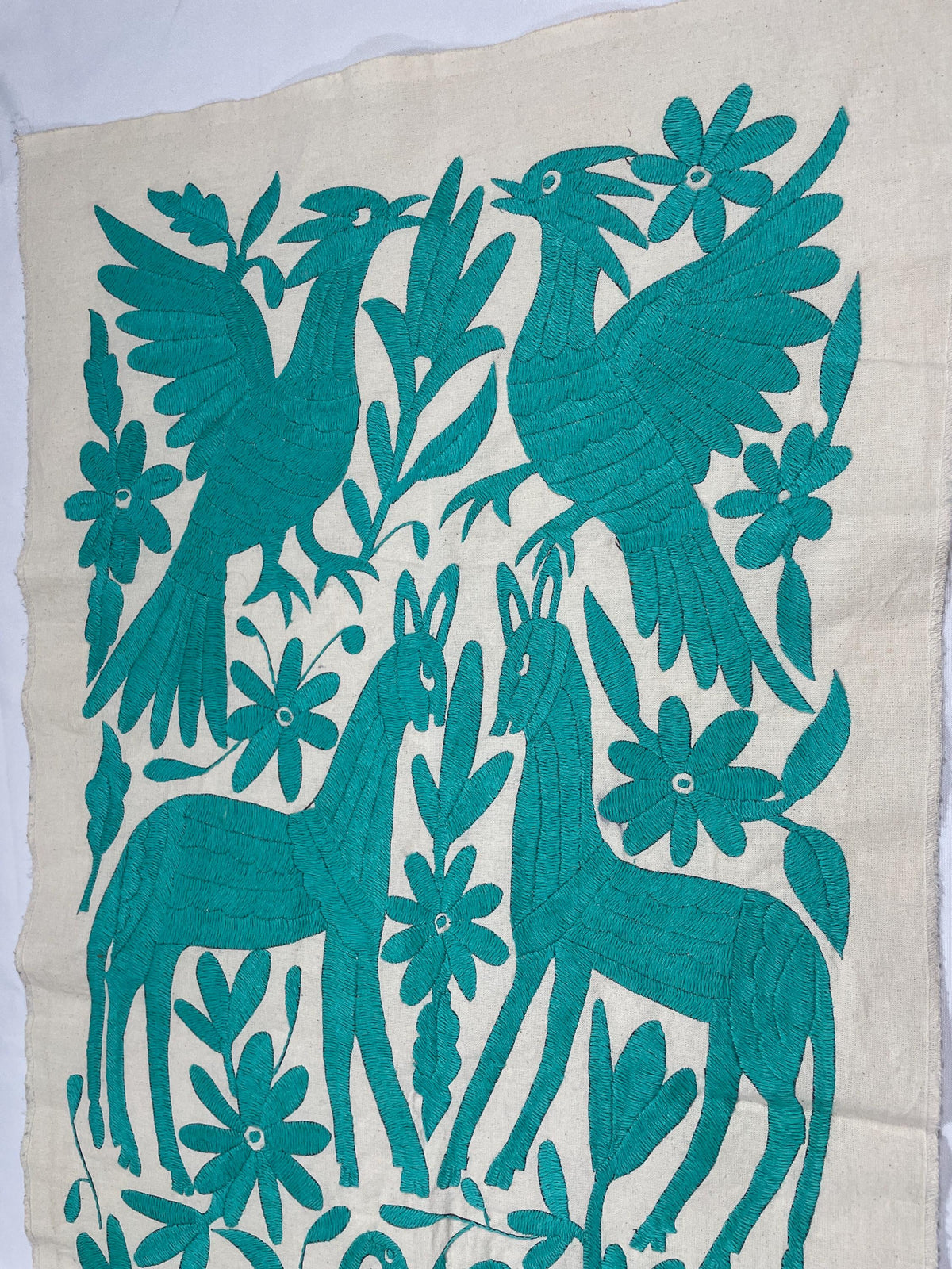 Tapizado Tenango Bordado y Hecho a Mano- Textil Otomi Mexicano Moderno en Color Verde Azulado XL 98 cm x 46 cm(SIN MARCO)